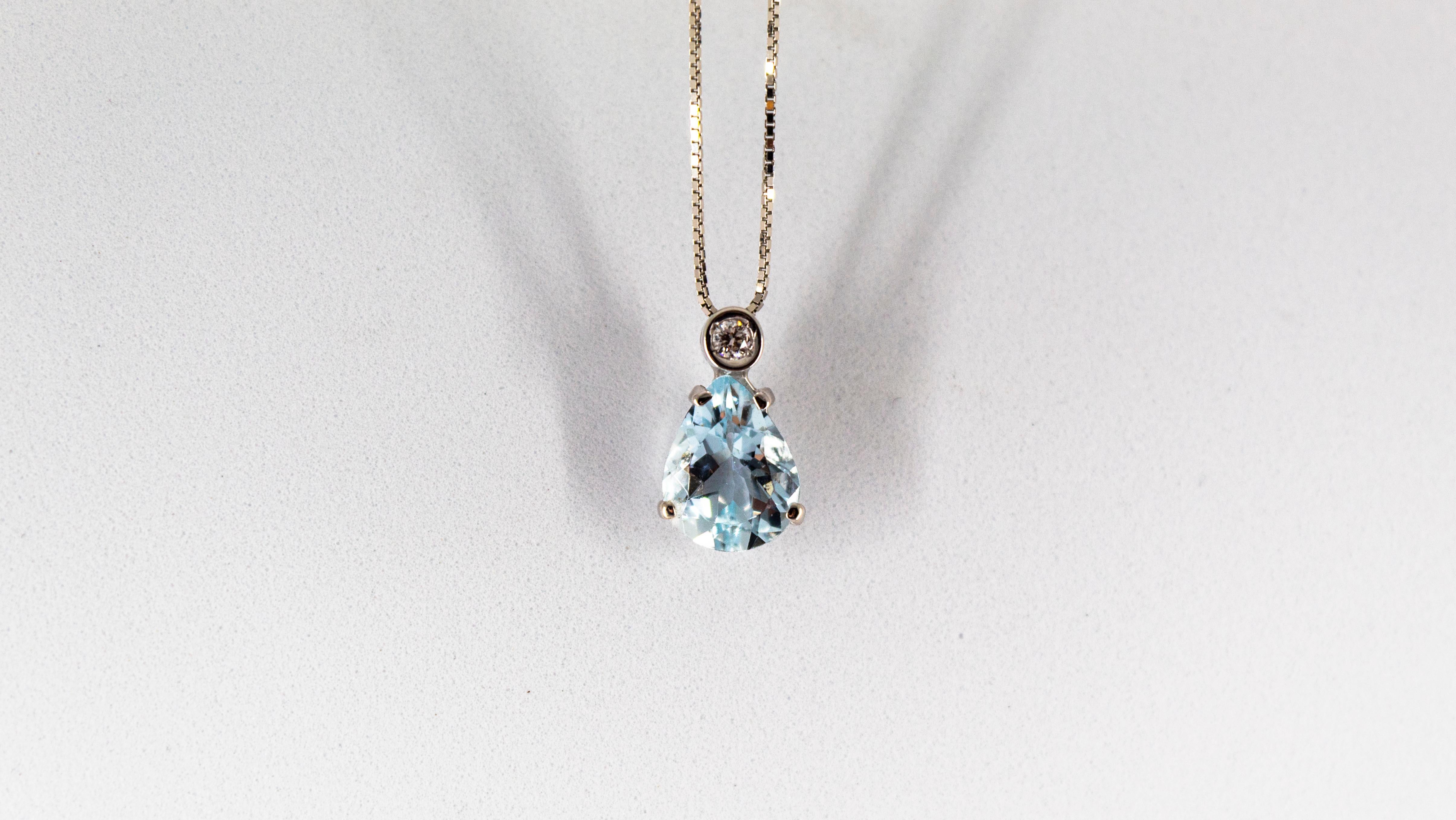 Collana in oro bianco con diamante bianco da 1,23 carati e taglio a pera con acquamarina in stile Art Deco in vendita 1