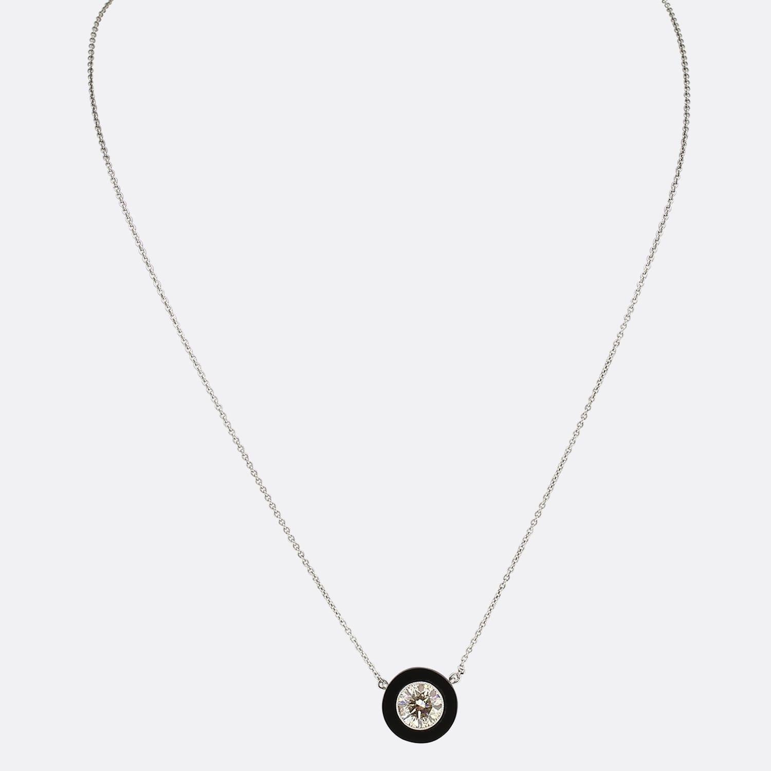 Si tratta di una collana con diamanti e onice in stile Art Déco. La collana è composta da una sezione circolare di onice con un diamante centrale a taglio transitorio e sospesa su una catena di platino. 
Condit: Usato (Molto Buono)
Peso: 4,9