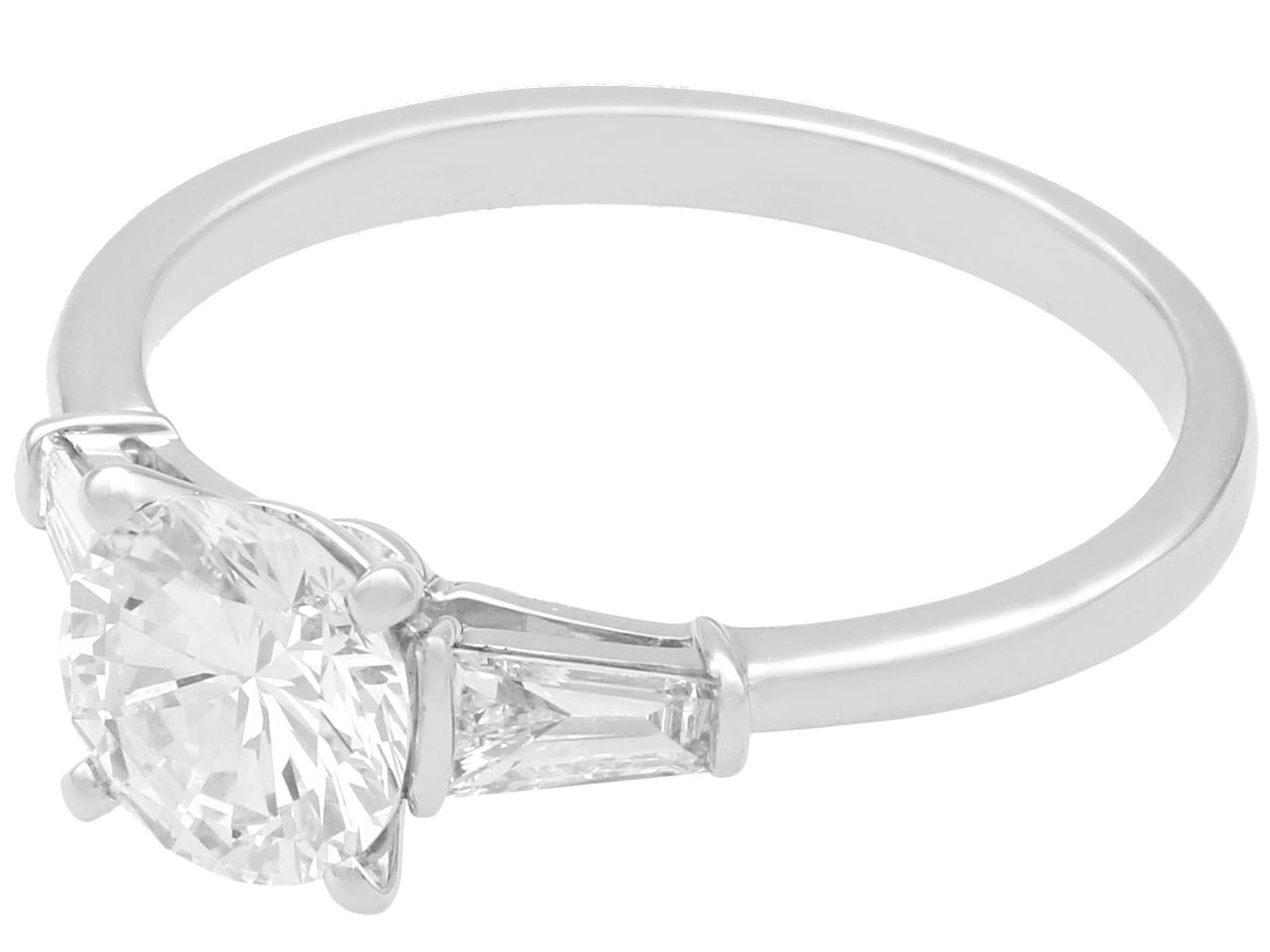 Taille ronde Bague solitaire de style Art déco en or blanc et diamant de 1,38 carat certifié par le GIA en vente