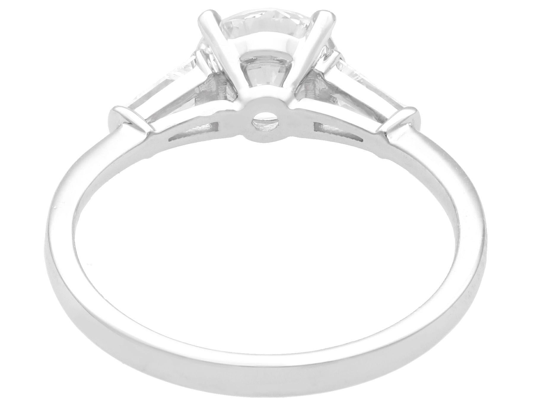 Solitär-Ring im Art-déco-Stil, GIA-zertifiziert 1,38 Karat Diamant und Weißgold im Zustand „Hervorragend“ im Angebot in Jesmond, Newcastle Upon Tyne