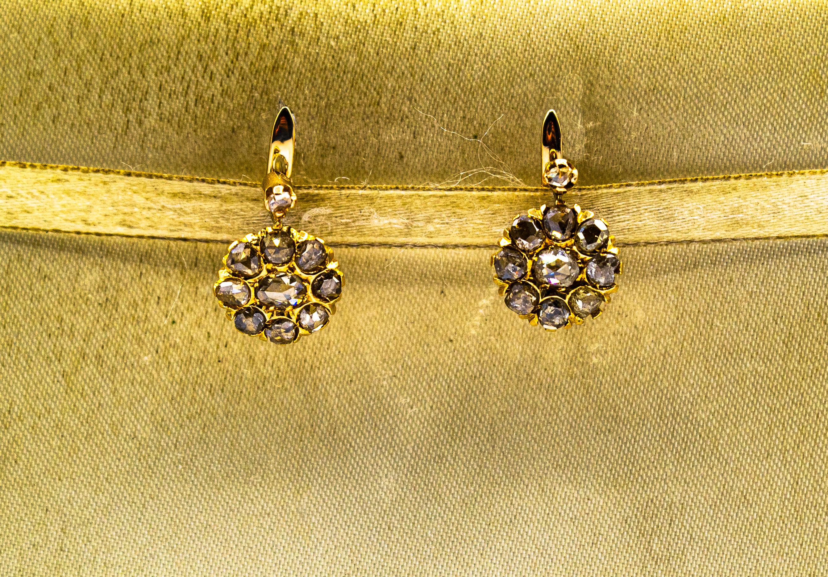 Estos Pendientes están hechos de Oro Amarillo de 18 quilates.
Estos pendientes tienen 1.40 quilates de diamantes blancos talla rosa.
Estos pendientes se inspiran en el Art Déco.

Todos nuestros Pendientes tienen pasadores para orejas perforadas,