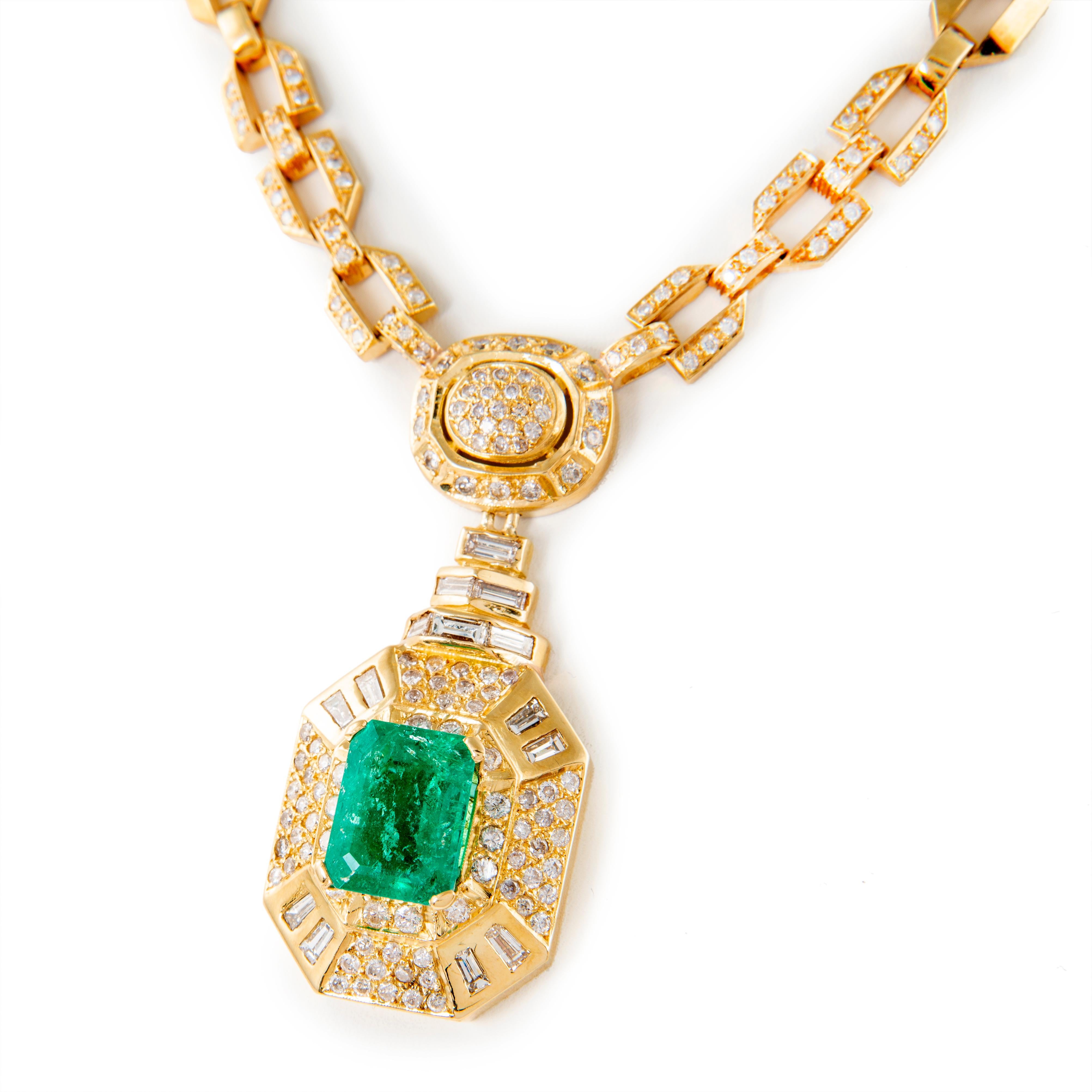 Art Deco Style 14.41ctt Colombian Emerald with Diamond Necklace 18k Yellow Gold In Excellent Condition In BEVERLY HILLS, CA