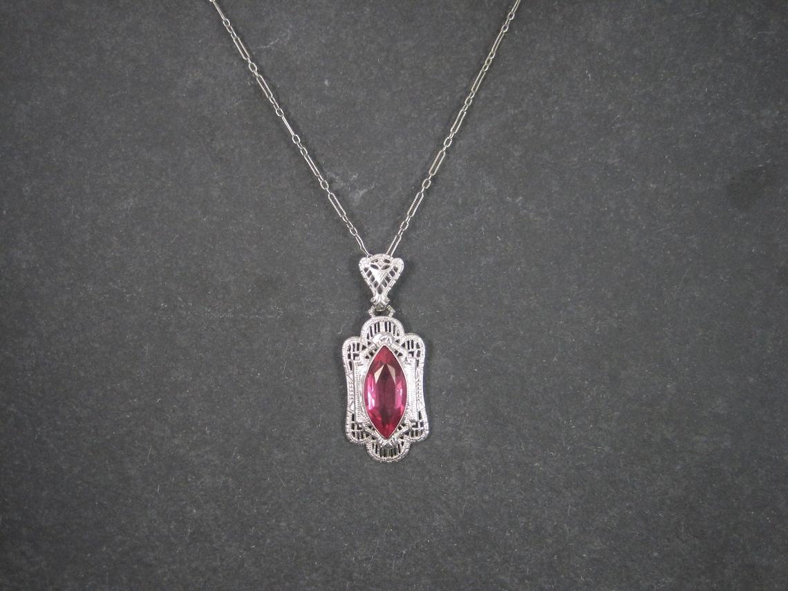 Collana con ciondolo in filigrana in stile Art Déco 14K con zaffiro rosa simulato In condizioni ottime in vendita a Webster, SD