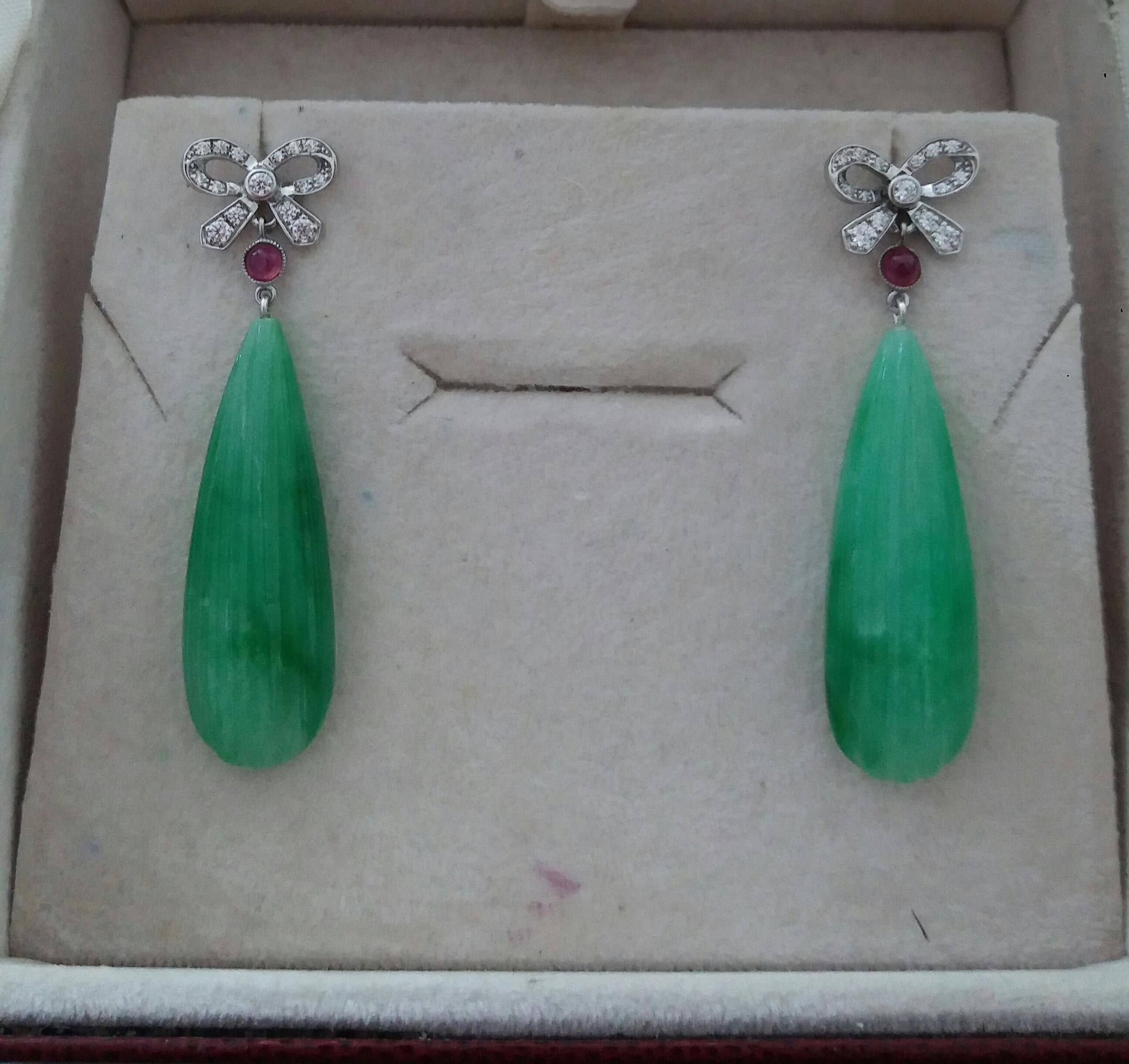 Art Deco Stil 14k Gold und Diamanten Schleifen Rubine geschnitzte Jade Ohrhänger Damen im Angebot