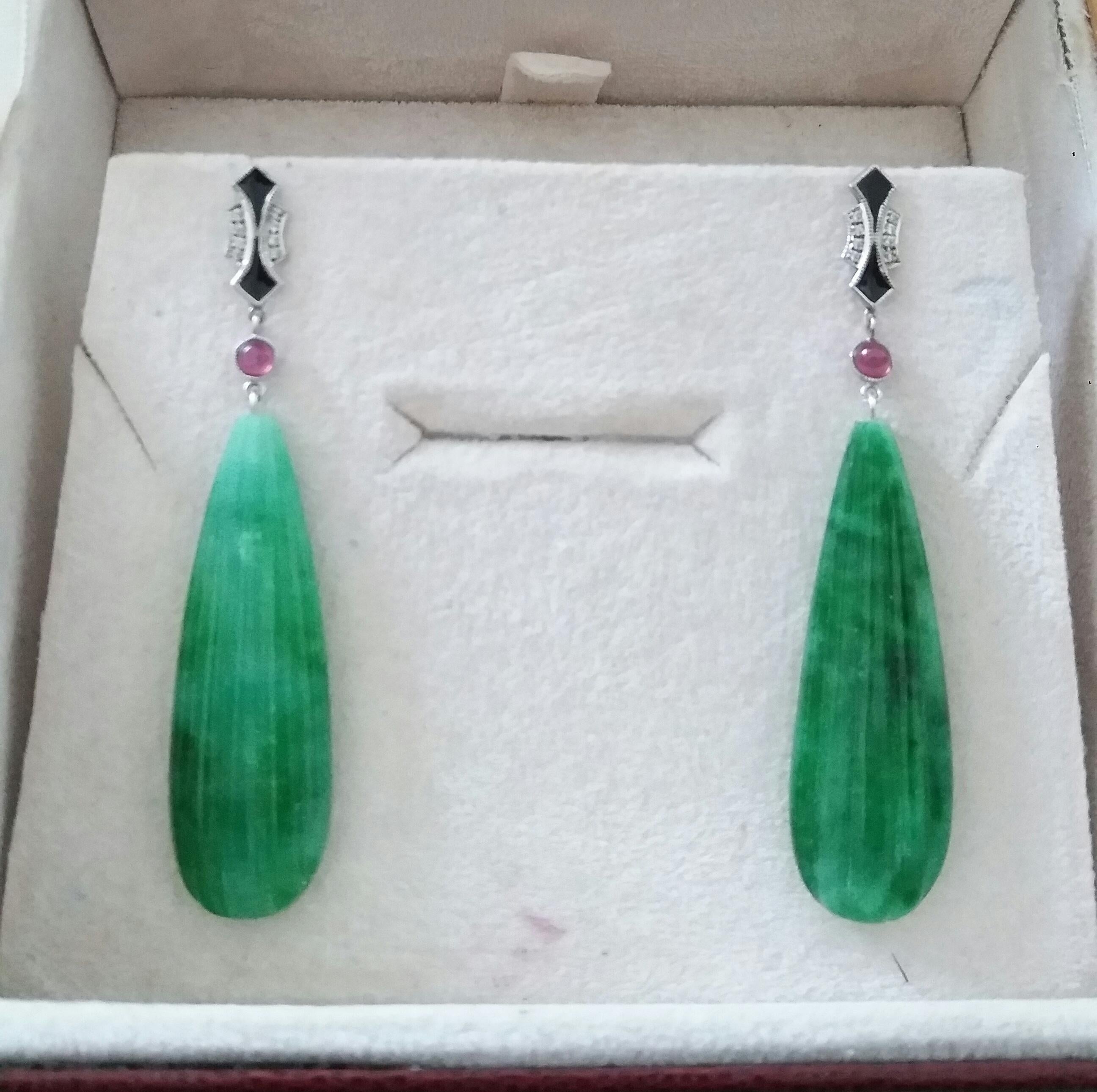 Boucles d'oreilles pendantes en or 14k rubis diamants émail noir Jade sculpté - Art Deco en vente 4