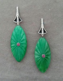 Pendientes Colgantes de Jade Tallado en Esmalte Negro Estilo Art Decó de Oro de 14k Rubíes Diamantes