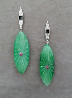 Pendientes Colgantes de Jade Tallado en Esmalte Negro Estilo Art Decó de Oro de 14k Rubíes Diamantes