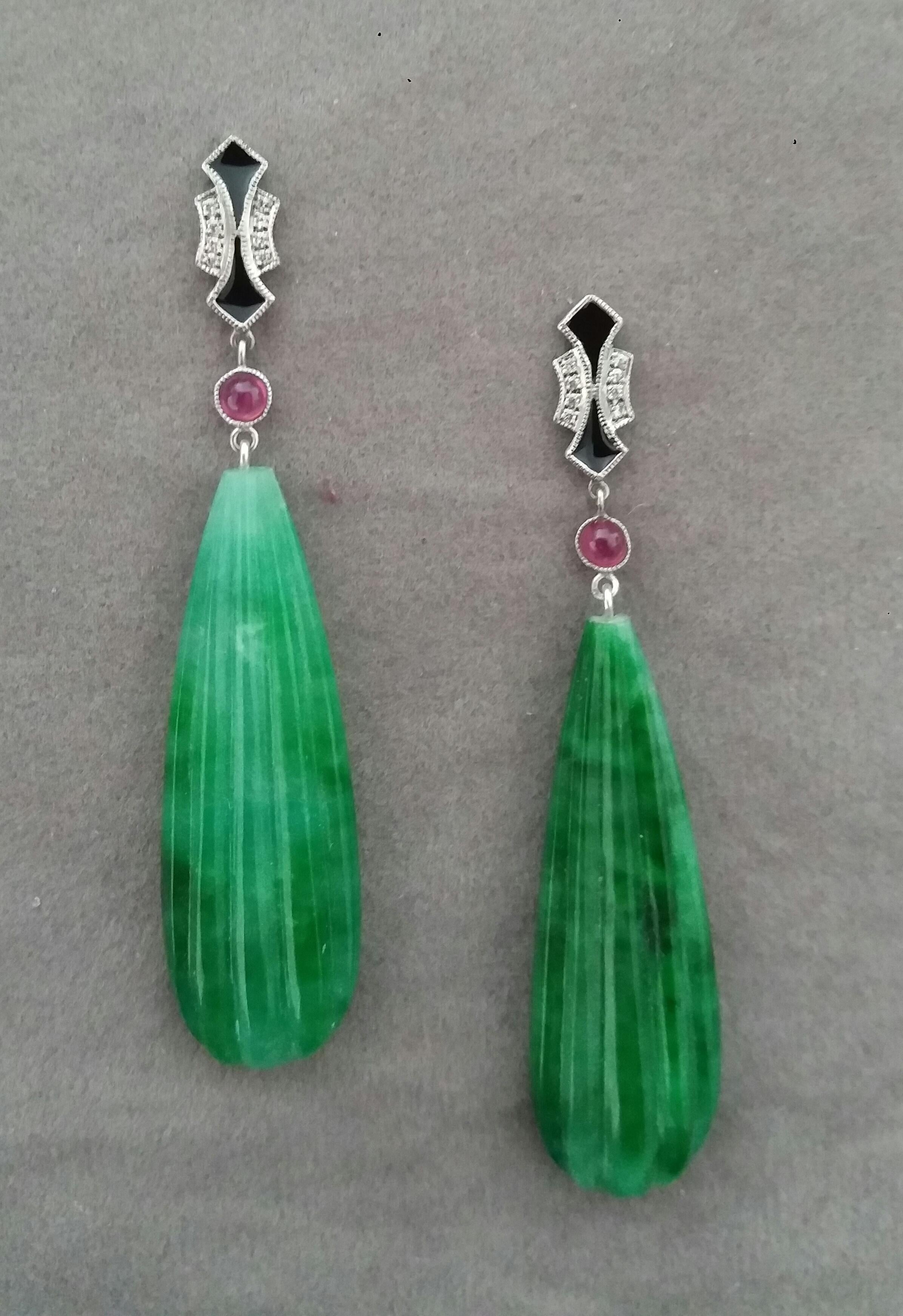 Art déco Boucles d'oreilles pendantes en or 14k rubis diamants émail noir Jade sculpté - Art Deco en vente