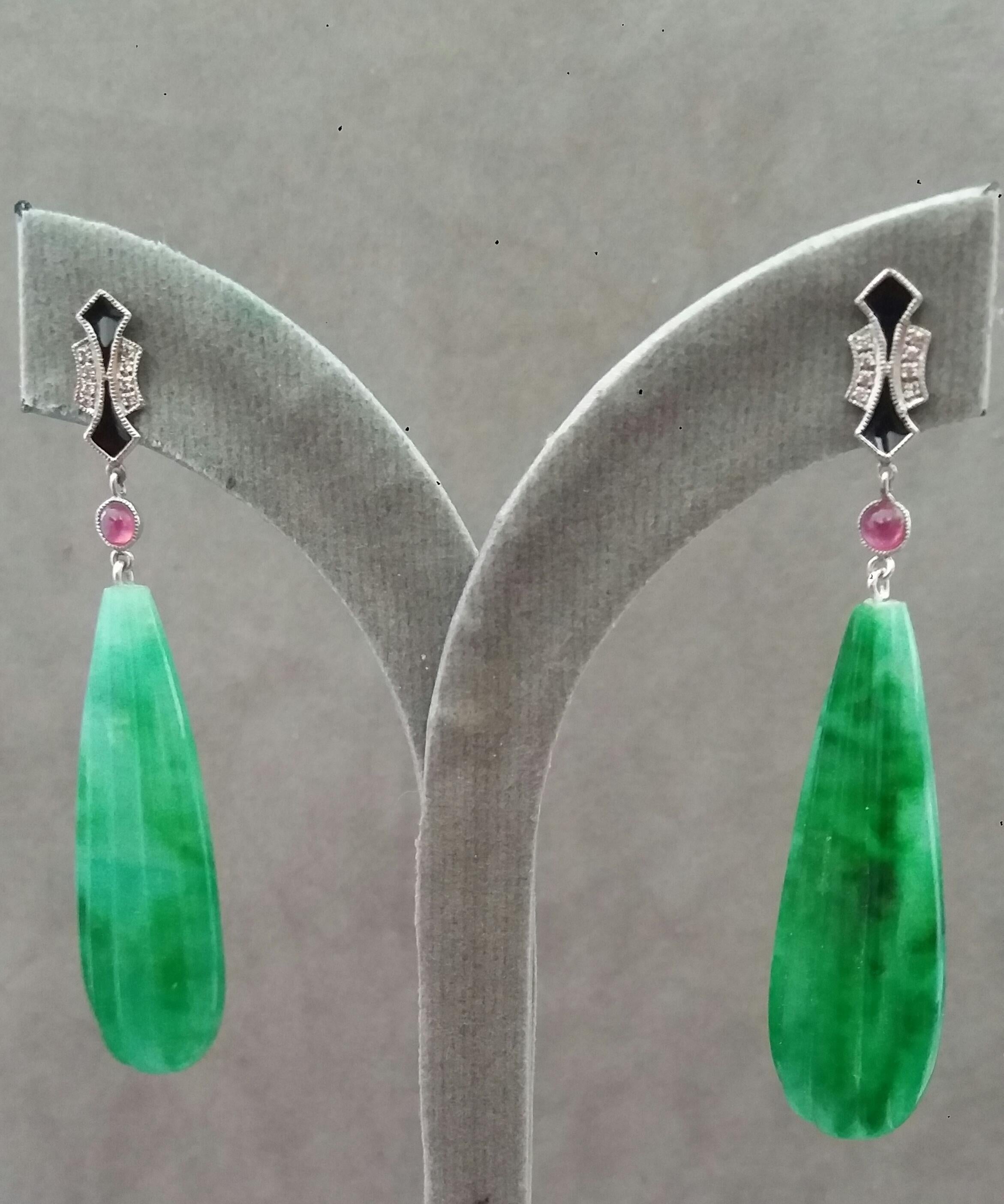 Boucles d'oreilles pendantes en or 14k rubis diamants émail noir Jade sculpté - Art Deco en vente 3