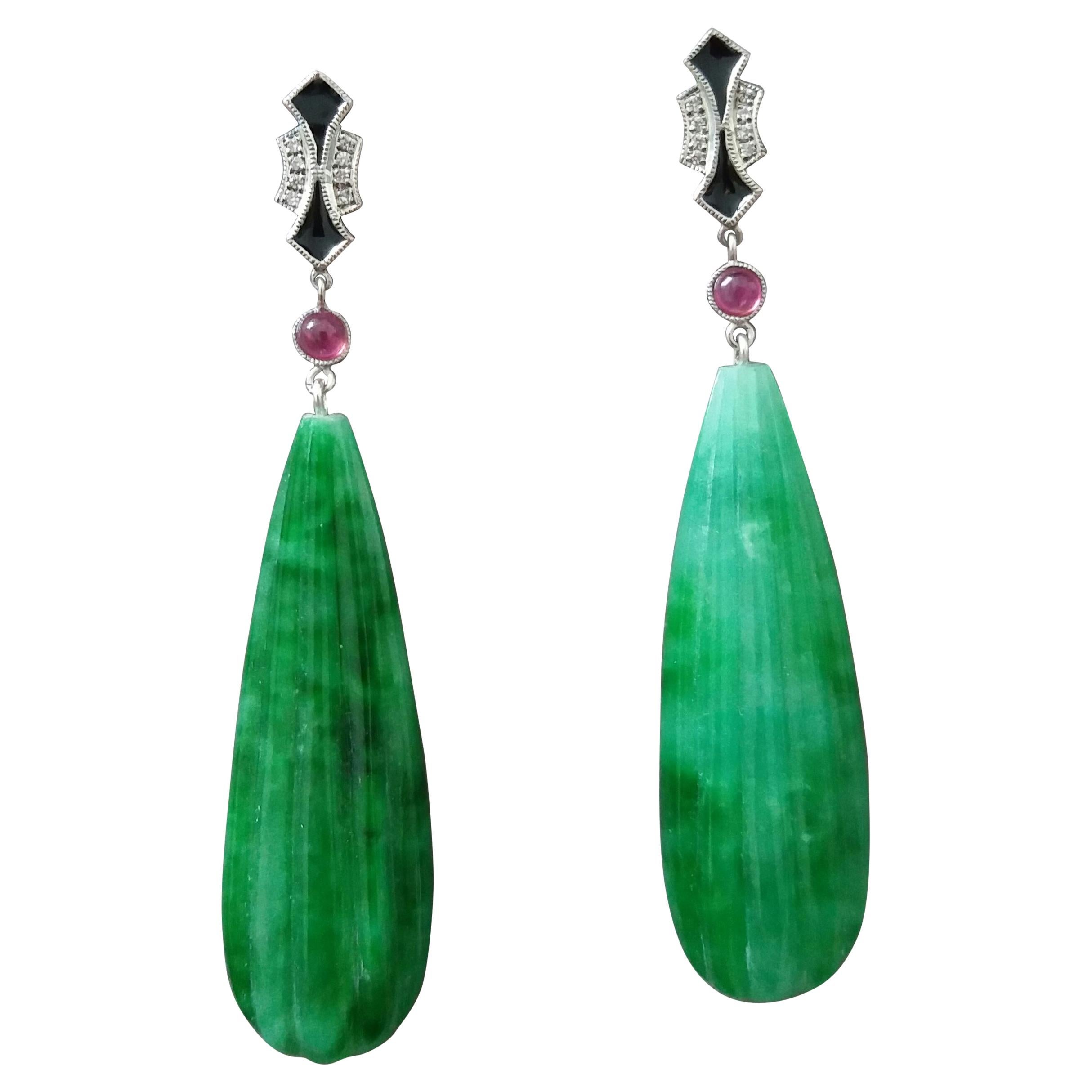 Boucles d'oreilles pendantes en or 14k rubis diamants émail noir Jade sculpté - Art Deco en vente