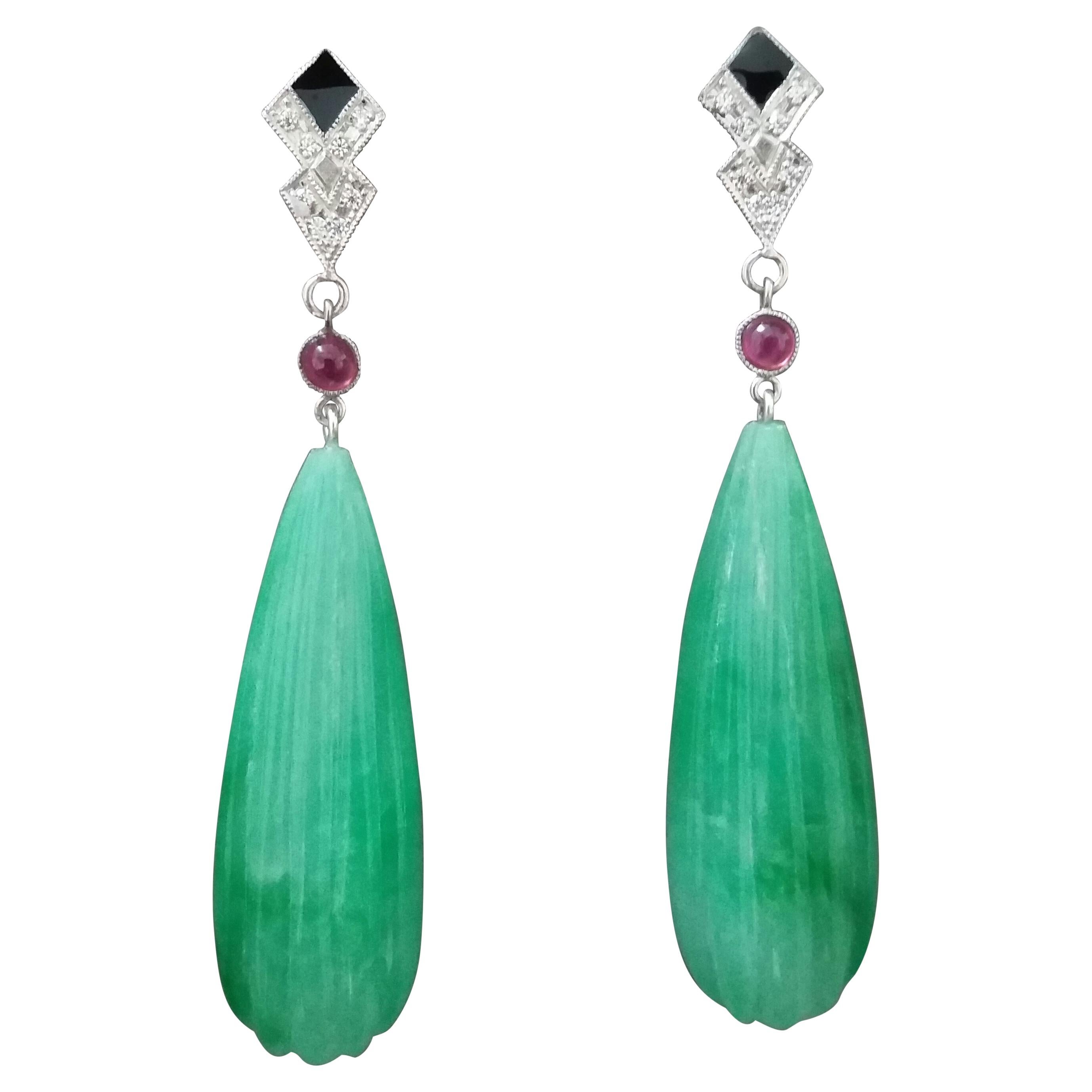 Pendientes Colgantes de Jade Tallado en Esmalte Negro Estilo Art Decó de Oro de 14k Rubíes Diamantes