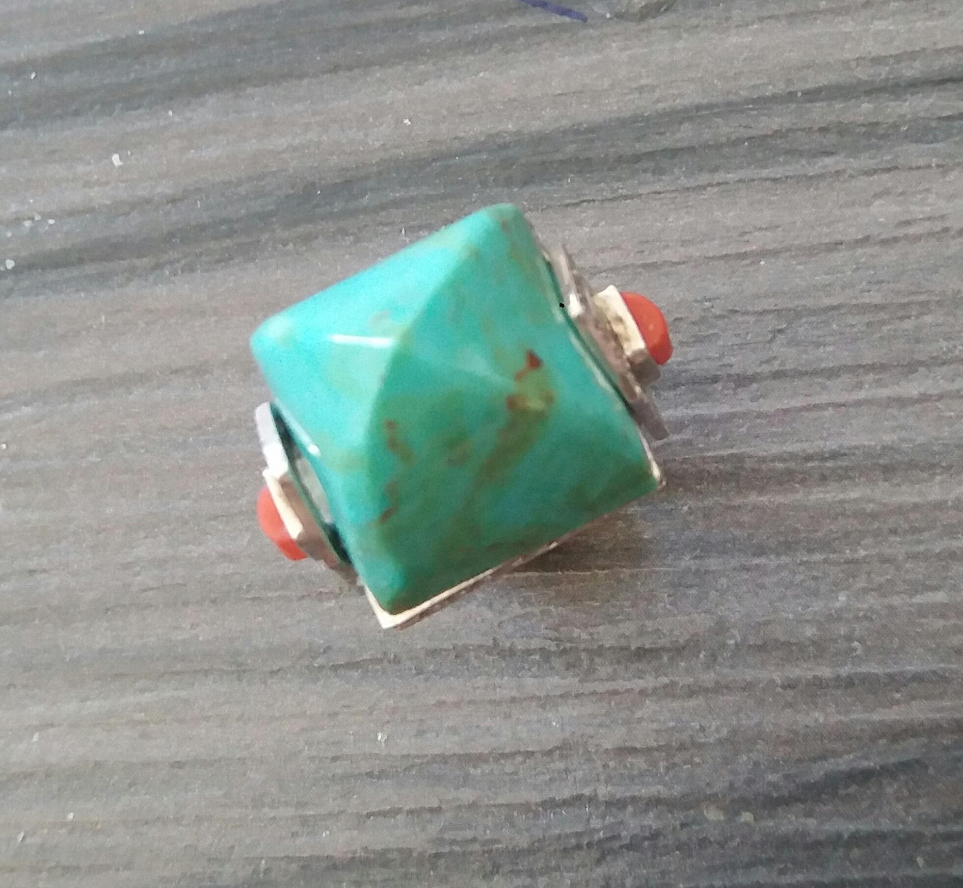Women's Art Deco Style 22 Carat Turquoise Pyramid 14K Solid Gold Diamonds Cocktail Ring For Sale