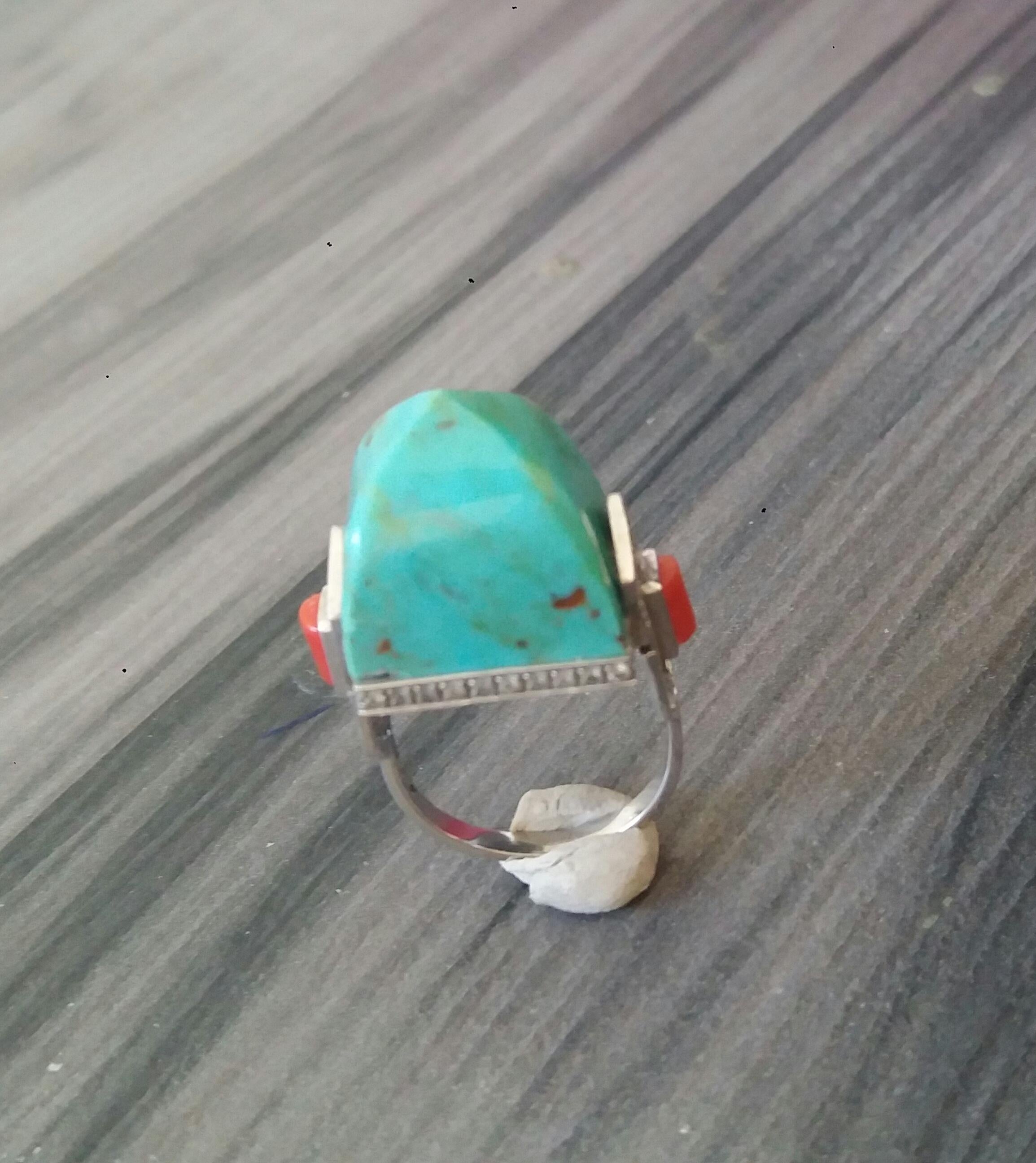 Art Deco Style 22 Carat Turquoise Pyramid 14K Solid Gold Diamonds Cocktail Ring For Sale 1