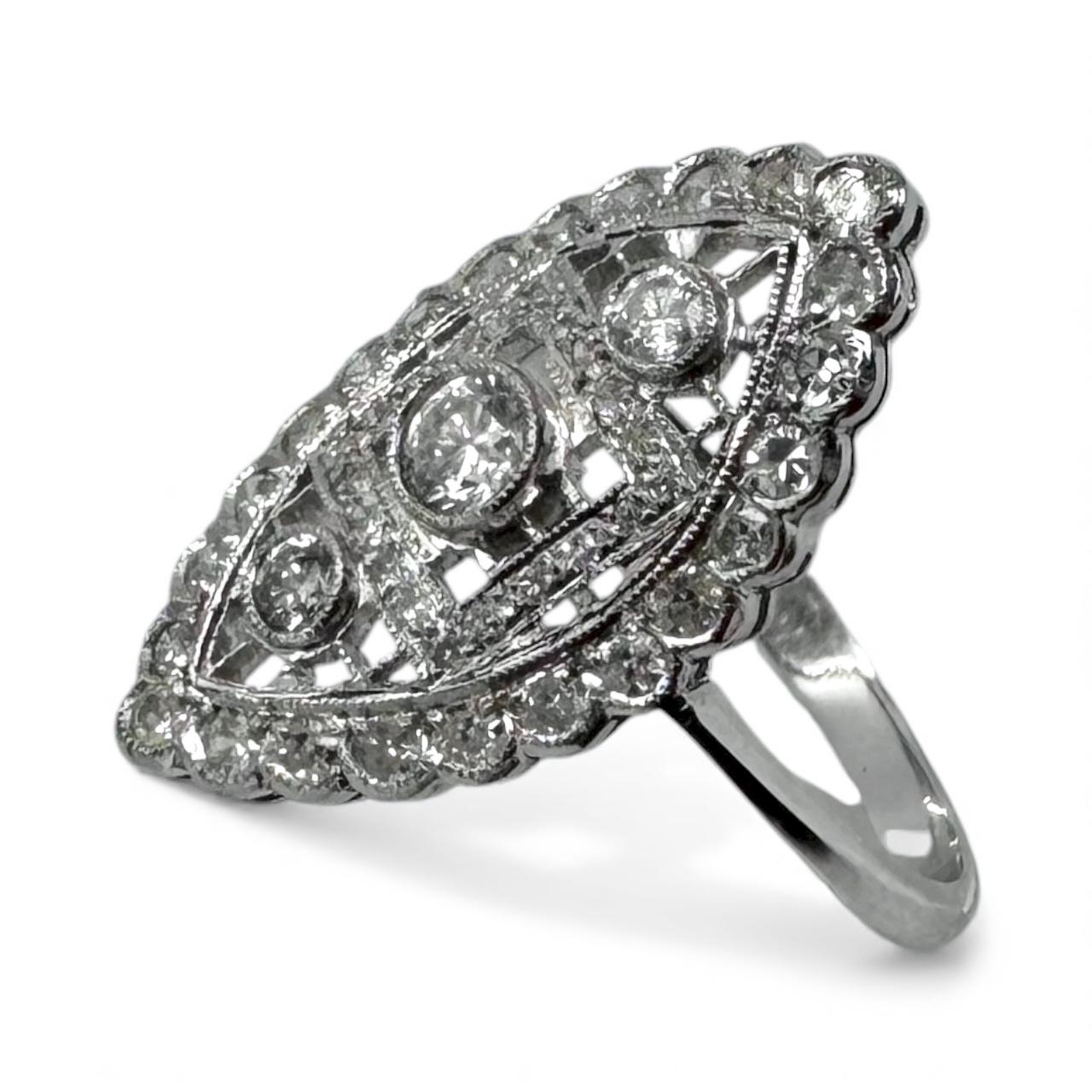 Taille ronde Bague Navette en or blanc 14K de style Art Déco avec diamants en vente