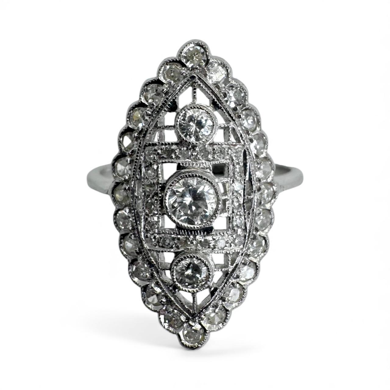 Bague Navette en or blanc 14K de style Art Déco avec diamants Excellent état - En vente à Great Neck Plaza, NY