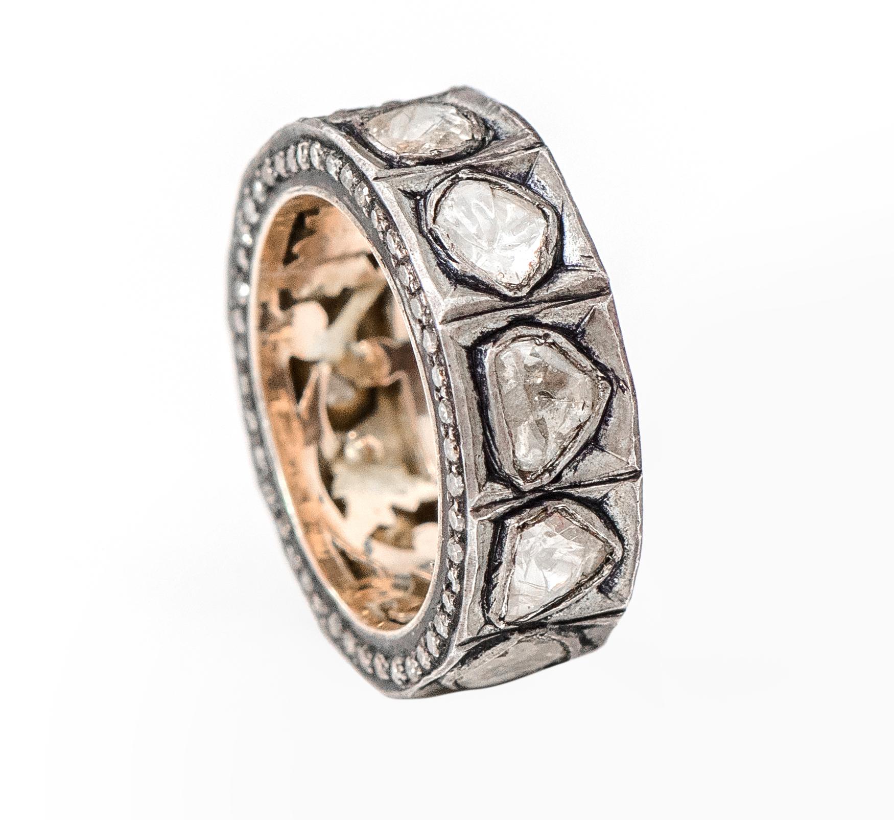Eternity-Ring im Art-Deco-Stil mit Diamanten

Dieses atypische Polki-Diamantband aus der viktorianischen Zeit im Art-Deco-Stil ist exquisit. Der ungleichmäßige flache Polki-Diamanten-Solitär im Fancy-Schliff in Lünettenfassung mit dem Element des