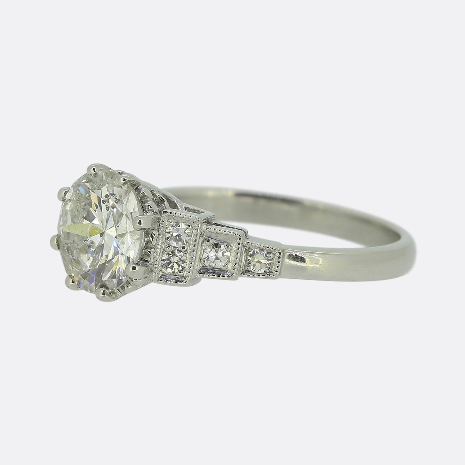 Nous avons ici une charmante bague de fiançailles en diamant. La bague a été magistralement façonnée dans un style Art déco et présente un seul diamant de 1,60 carat de taille brillant qui est légèrement surélevé dans une monture à huit griffes au