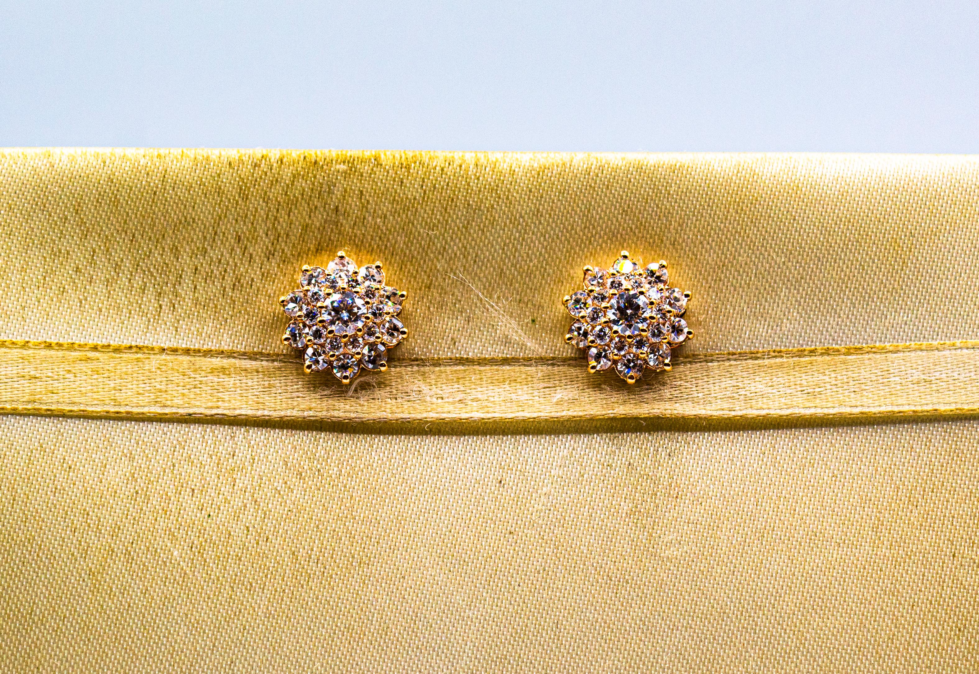 Diese Ohrringe sind aus 14K Gelbgold gefertigt.
Diese Ohrringe haben zwei 0,22 Karat Diamanten im weißen Brillantschliff (insgesamt 0,44 Karat).
Diese Ohrringe bestehen aus 1,20 Karat Diamanten im weißen Brillantschliff.

Diese Ohrringe sind auch
