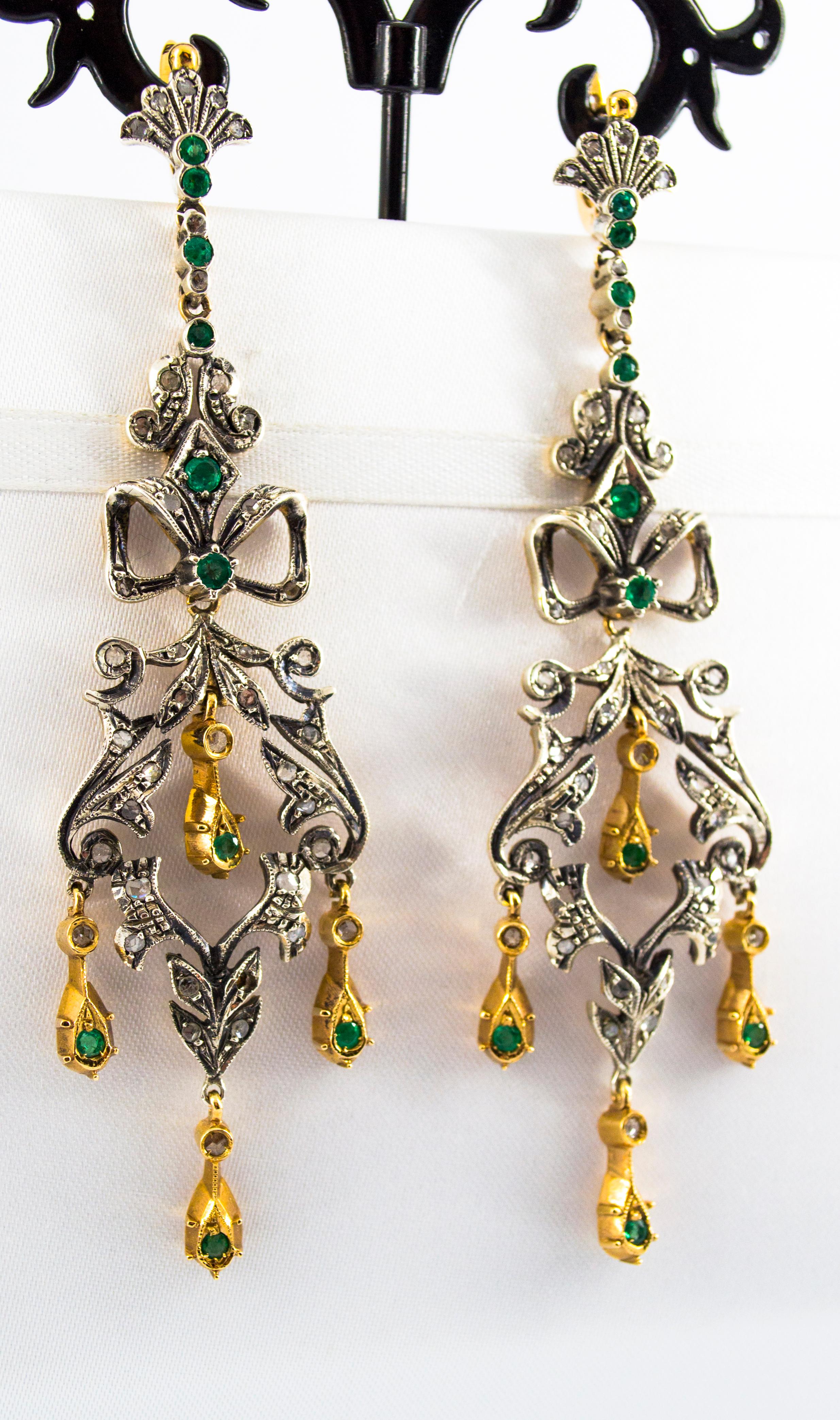 Questi orecchini sono realizzati in oro giallo 9 carati e argento sterling.
Questi orecchini hanno 0.60 carati di diamanti bianchi taglio rosa.
Questi orecchini hanno 1.10 carati di smeraldi.

Tutti i nostri orecchini sono dotati di perni per