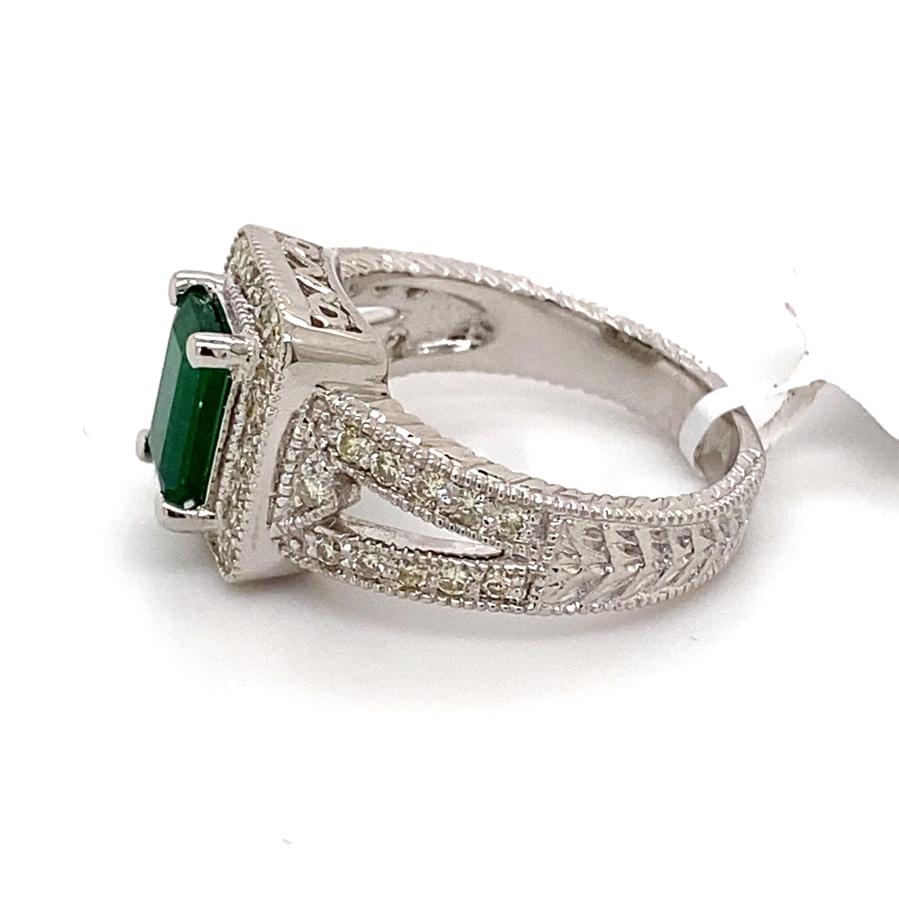 Art Deco Stil 1,73 Karat Smaragd mit Diamant-Halo-Ring 18k Weißgold (Smaragdschliff) im Angebot