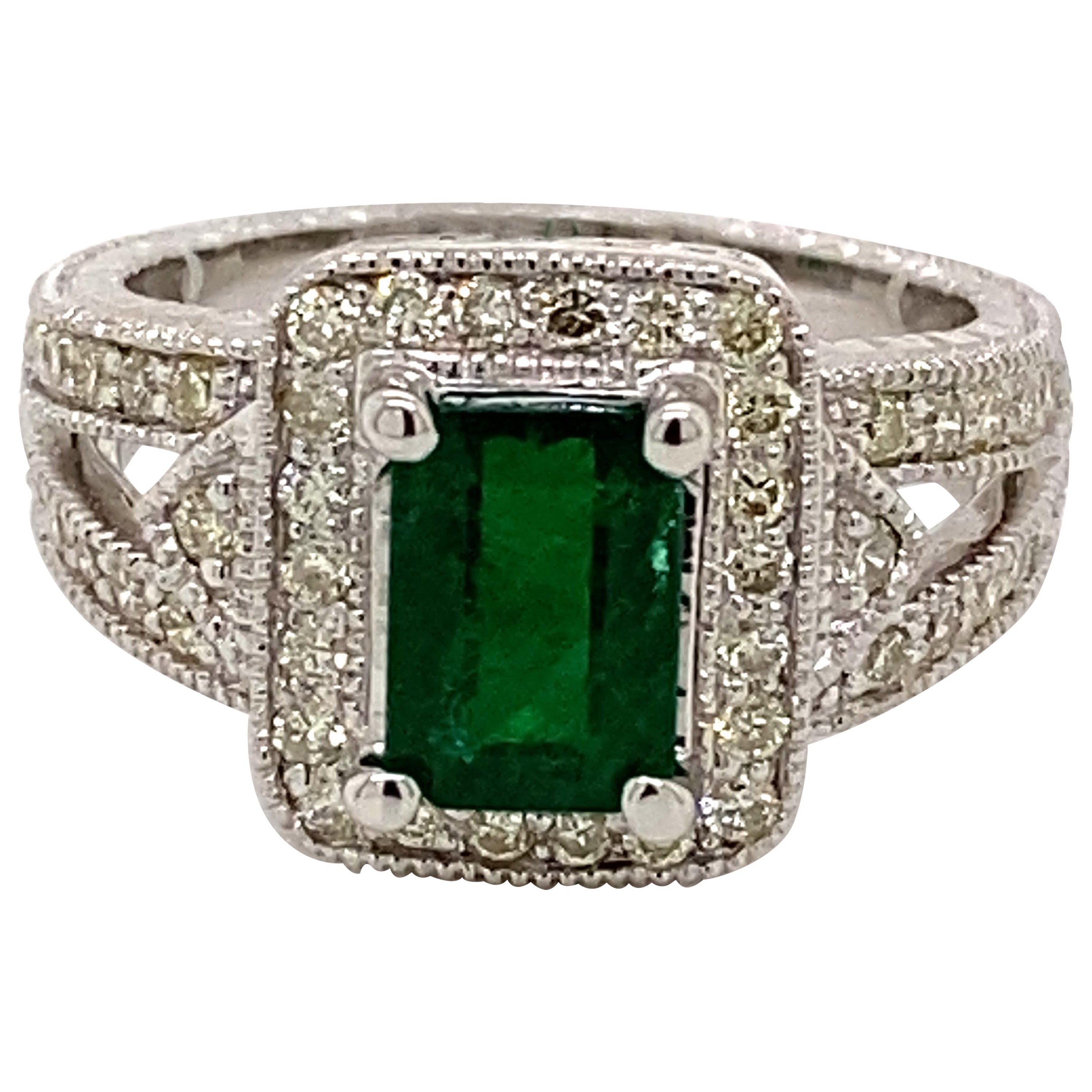 Anello con smeraldo e diamanti a raggiera in stile Art Deco da 1,73 carati in oro bianco 18 carati