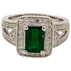 Anello con smeraldo e diamanti a raggiera in stile Art Deco da 1,73 carati in oro bianco 18 carati