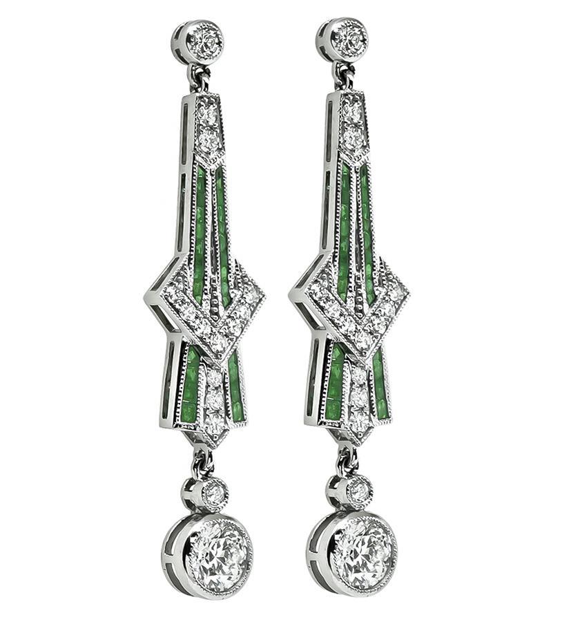 Questo è un fantastico paio di orecchini a goccia in platino. Gli orecchini sono caratterizzati da scintillanti diamanti a taglio rotondo che pesano circa 1.73 carati. Il colore di questi diamanti è G con purezza VS2-SI1. I diamanti sono accentuati