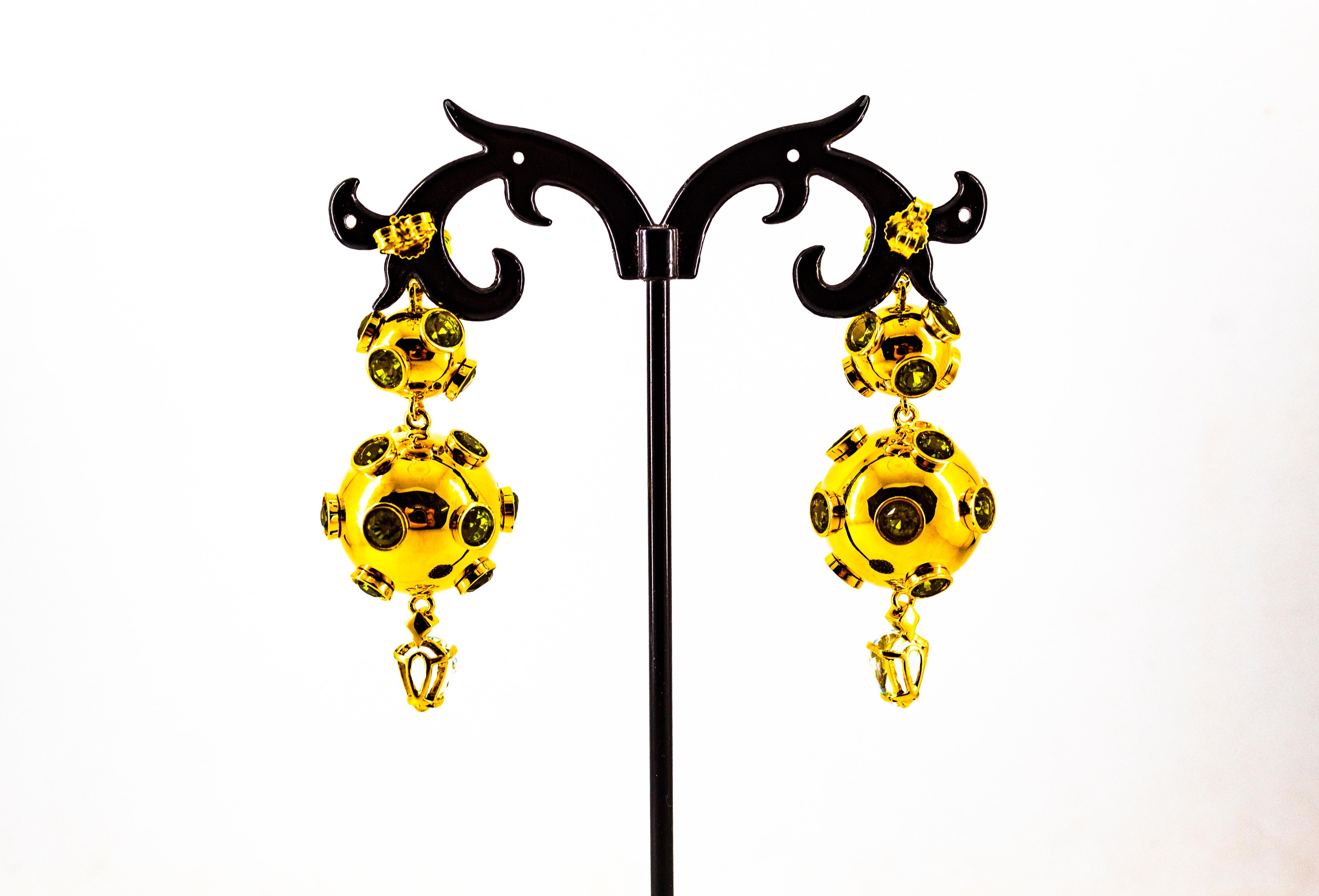 Boucles d'oreilles en or jaune de style Art déco avec aigue-marine, péridots et diamants blancs de 17,65 carats en vente 8
