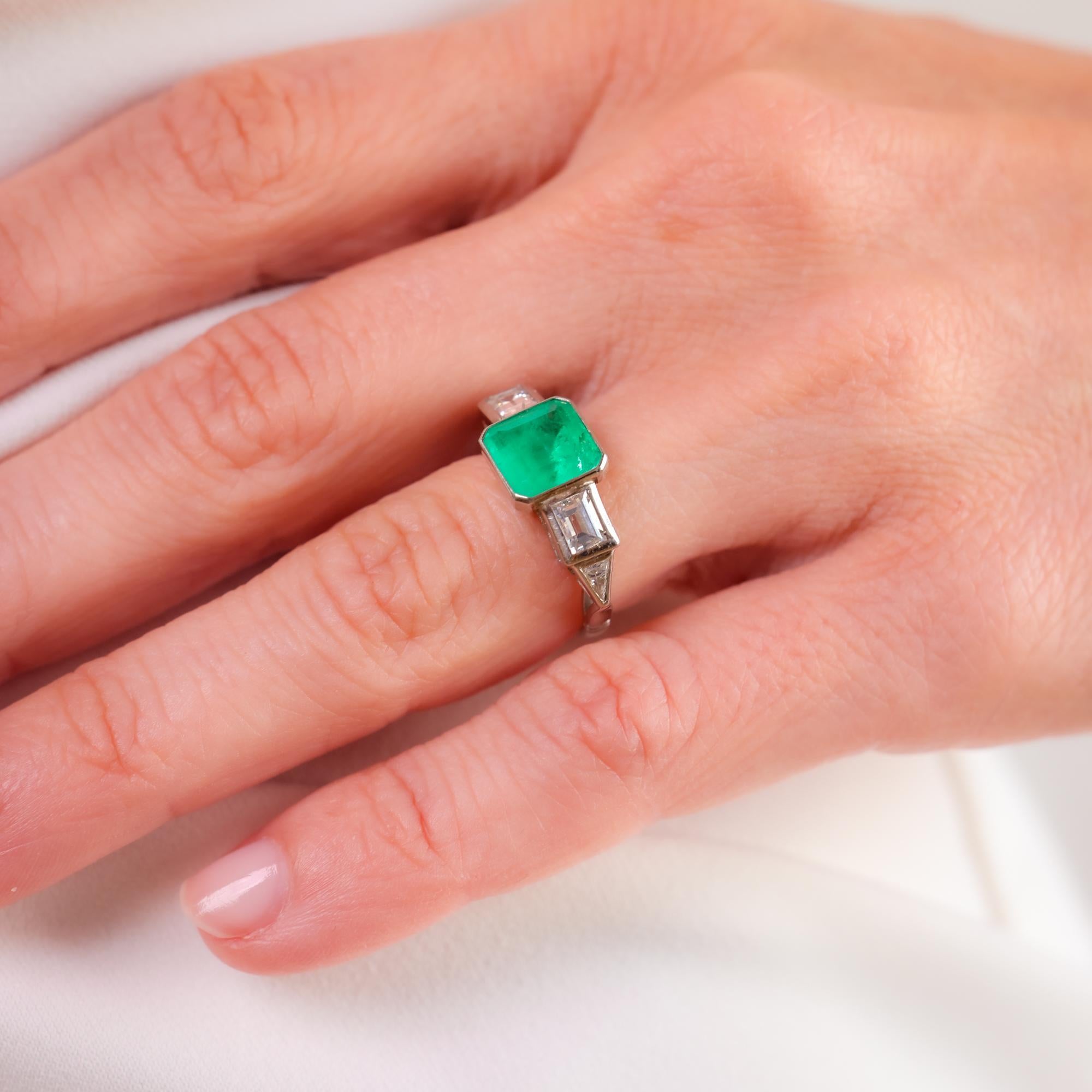 Platinring im Art-Déco-Stil mit 1,77 Karat Smaragd und Diamant (Smaragdschliff) im Angebot