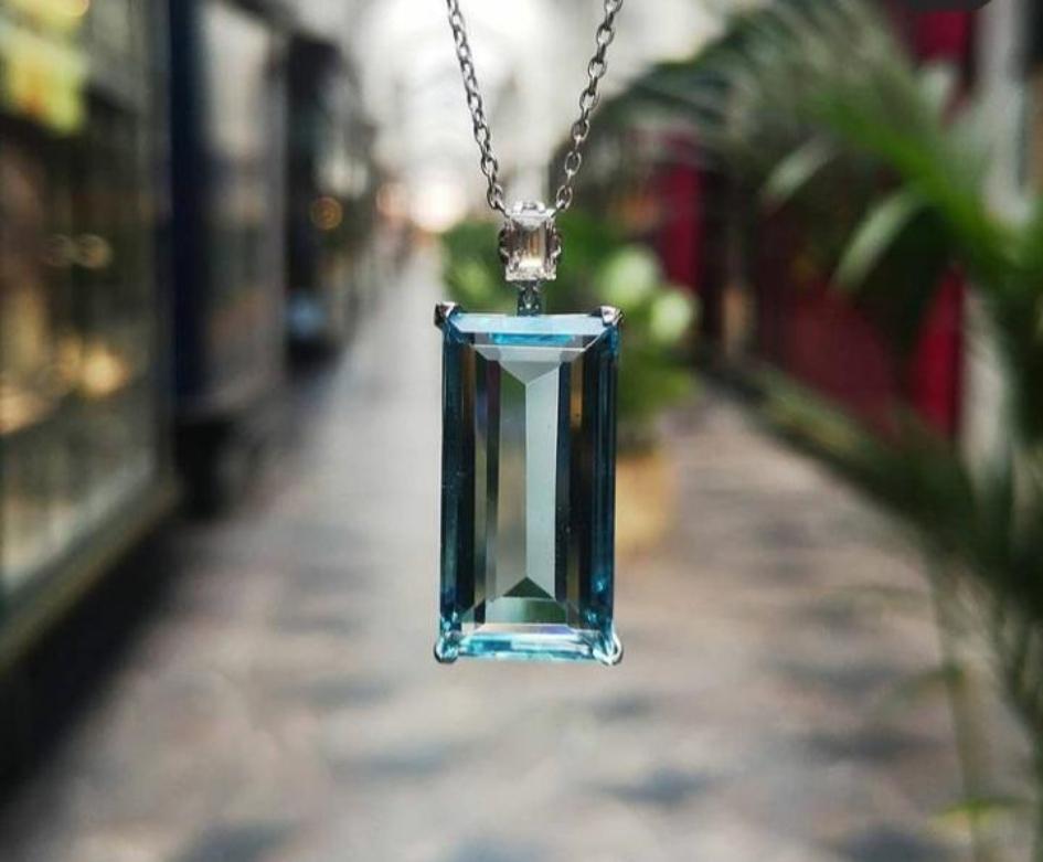 Art Deco Style 17ct Aquamarine and Diamond Pendant Set in 18 Karat White Gold In Good Condition For Sale In London, GB