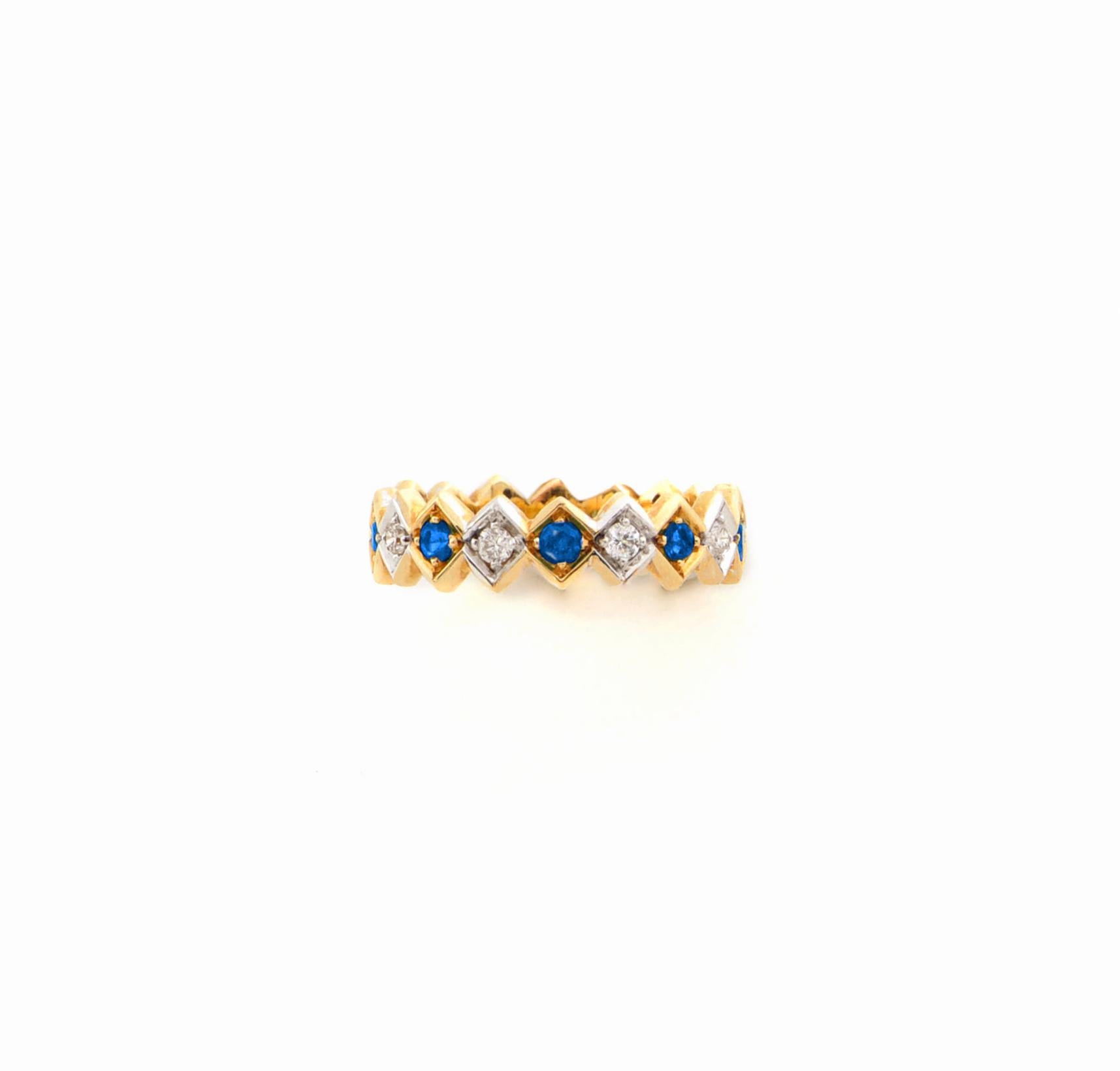 Modern 0.20 Karat Blue Sapphire 0.10 Karat White Diamond 18K Gold Unisex Band Ring For Sale