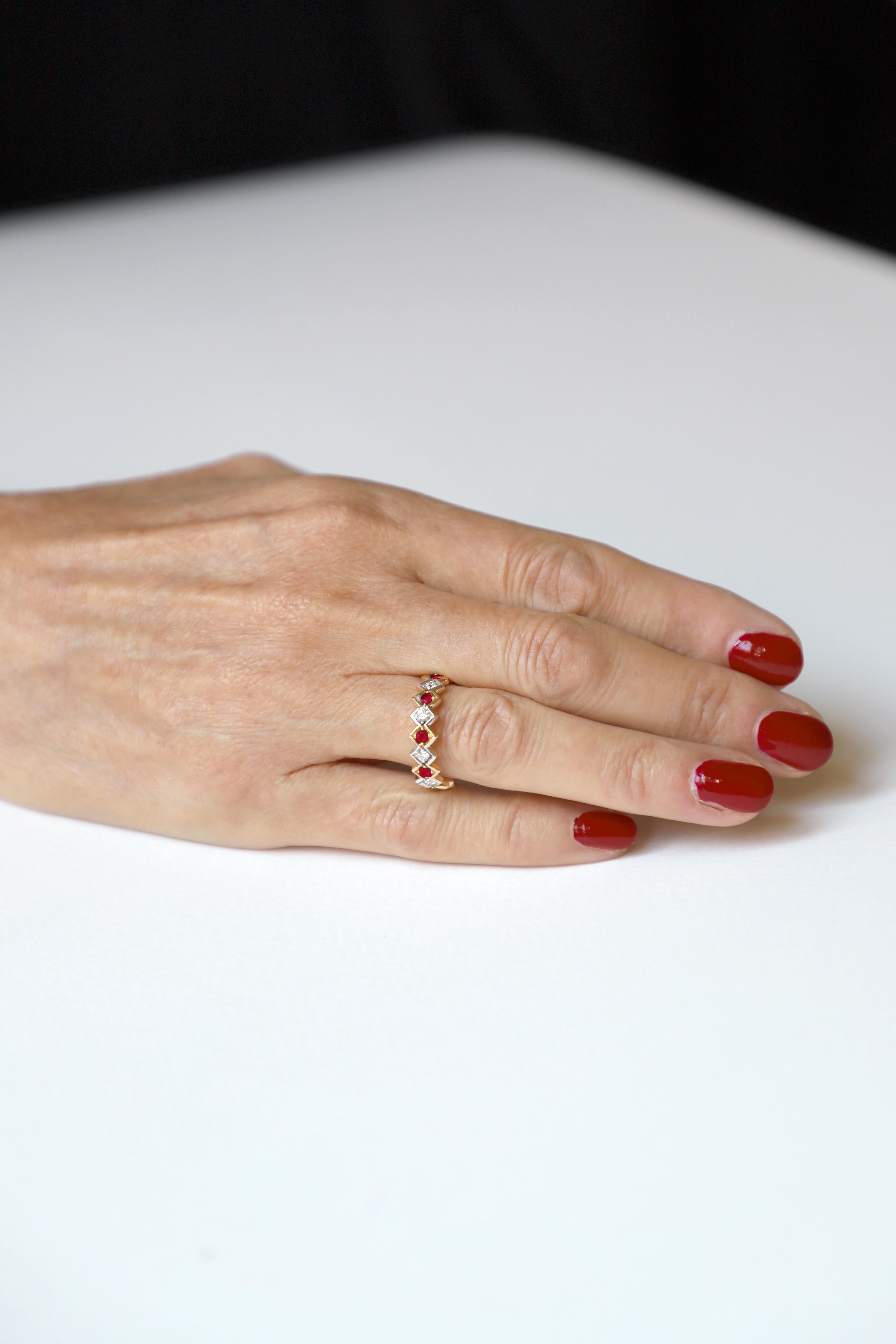 Art Deco Stil 18 Karat Gold 0,18 Karat Rubin 0,08 Karat weiße Diamanten Ring Damen im Angebot