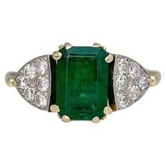 Art Deco Style 18 Karat Gold 1.70 Carat Emerald 0.37 Carat Diamond Ring