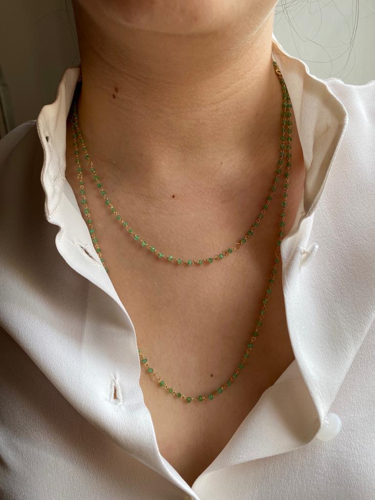 Dainty 45 Karat Emeralds Green Shade 18 Karat Gold Twisted Chain Beaded Necklace For Sale 4