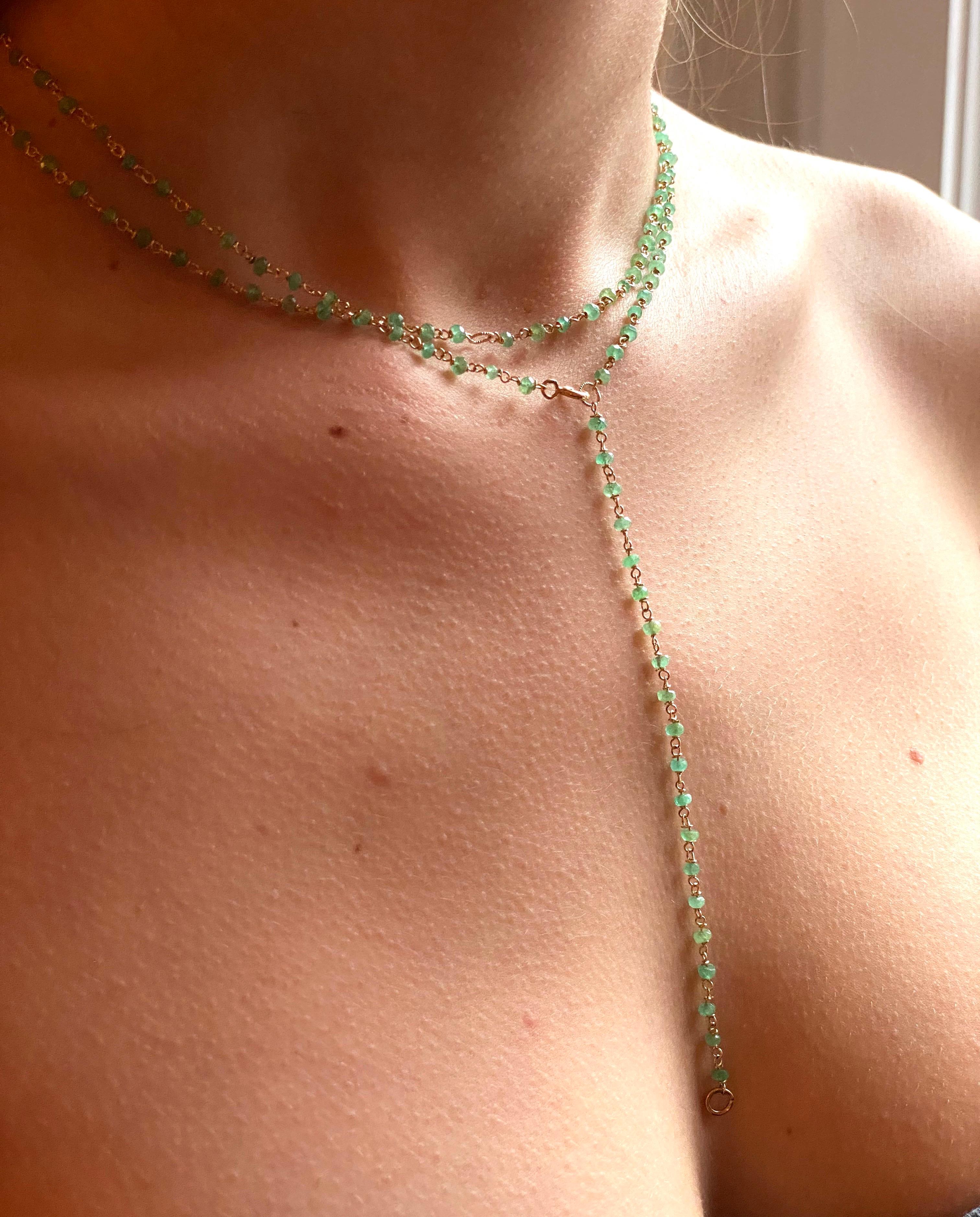 Art Deco Stil 45karat Smaragde 18 Karat Gelbgold Gedrehte Kette Perlenkette Sautoir.  Alle 22 Smaragde gibt es ein handgefertigtes, gedrehtes Glied.  
abmessungen : 39,37 Zoll . cm. 100.
Der Smaragd ist bekannt als der 