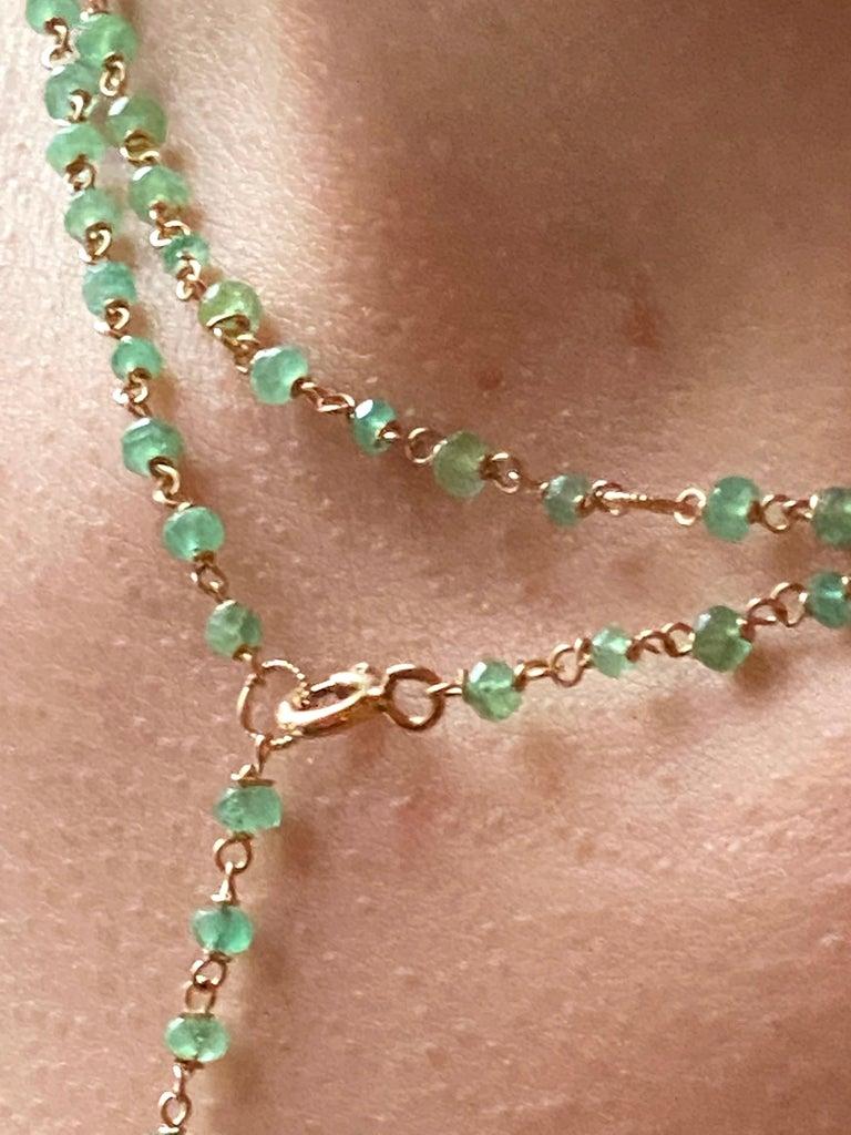 Rossella Ugolini Design Collection a Dainty 45 Karat Smaragde Grüner Schirm 18 Karat Gold gedrehte Kette Perlenkette Sautoir.  Die 22 Smaragde sind mit einem zarten, handgefertigten, gedrehten Glied versehen.
Der Smaragd ist als der Stein der