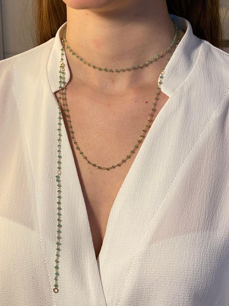 Women's Dainty 45 Karat Emeralds Green Shade 18 Karat Gold Twisted Chain Beaded Necklace For Sale