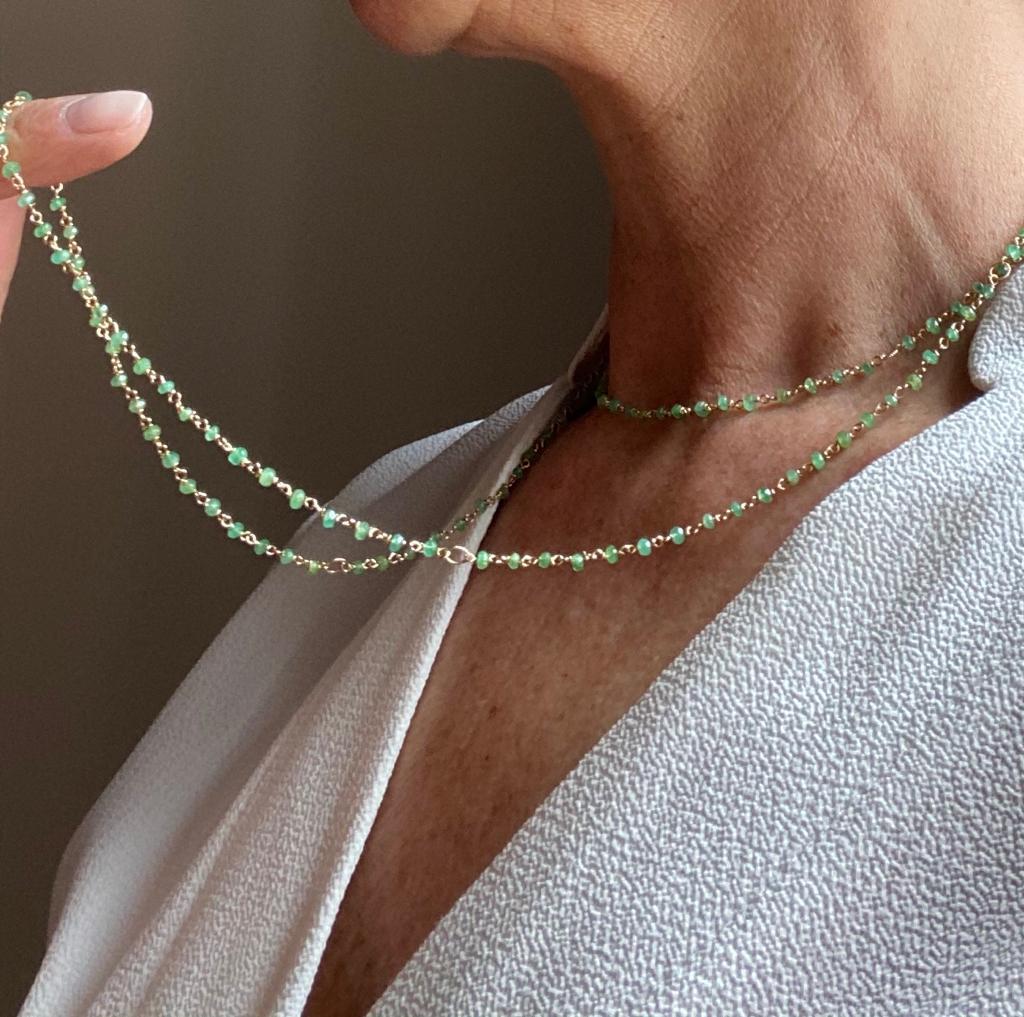 Dainty 45 Karat Emeralds Green Shade 18 Karat Gold Twisted Chain Beaded Necklace For Sale 3
