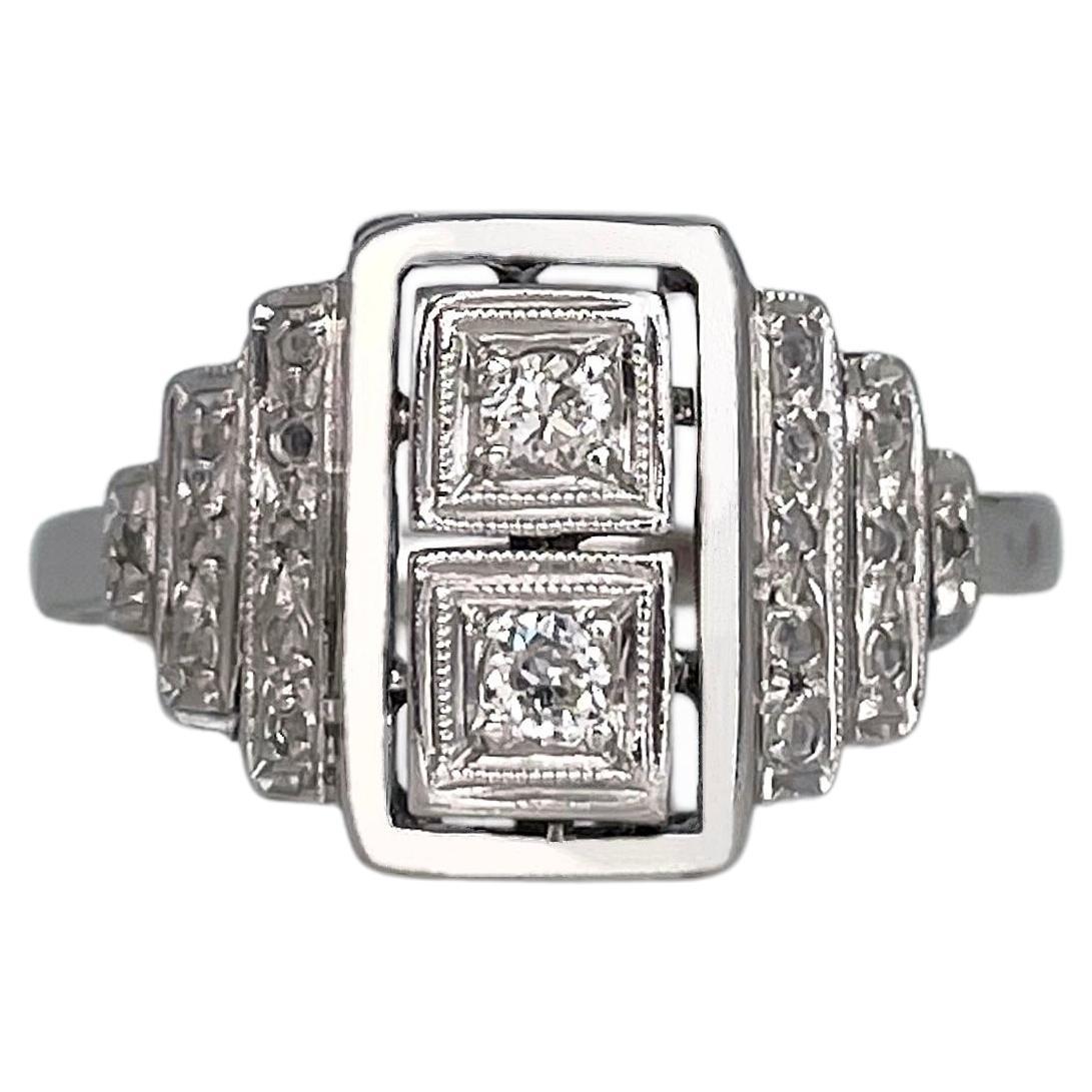 Vertikaler Ring im Art-déco-Stil aus 18 Karat Gold mit 0,11 Karat Diamanten im Altschliff und zwei Steinen im Angebot