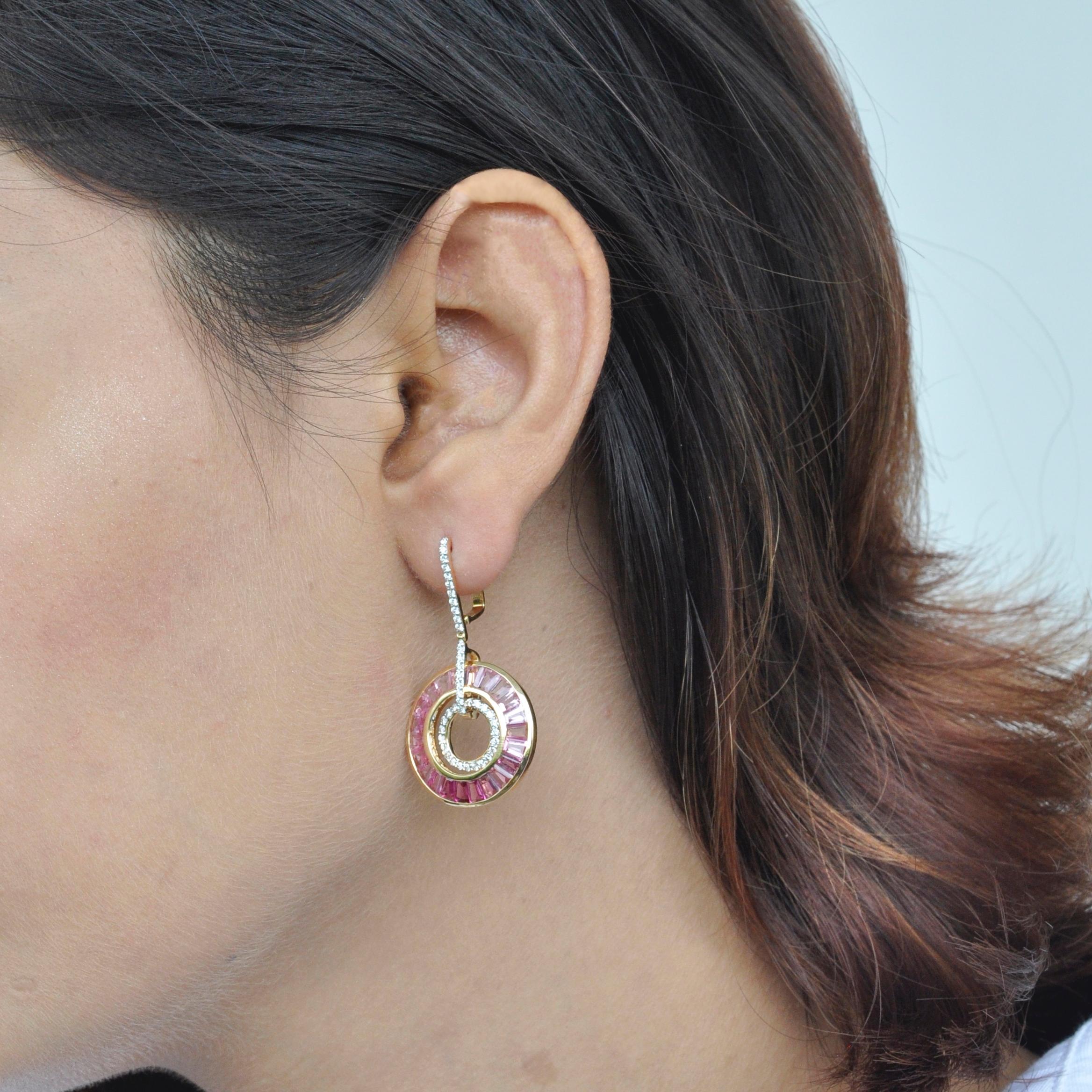 Boucles d'oreilles circulaires de style Art déco en or 18 carats avec tourmaline rose et diamants baguettes Neuf - En vente à Jaipur, Rajasthan