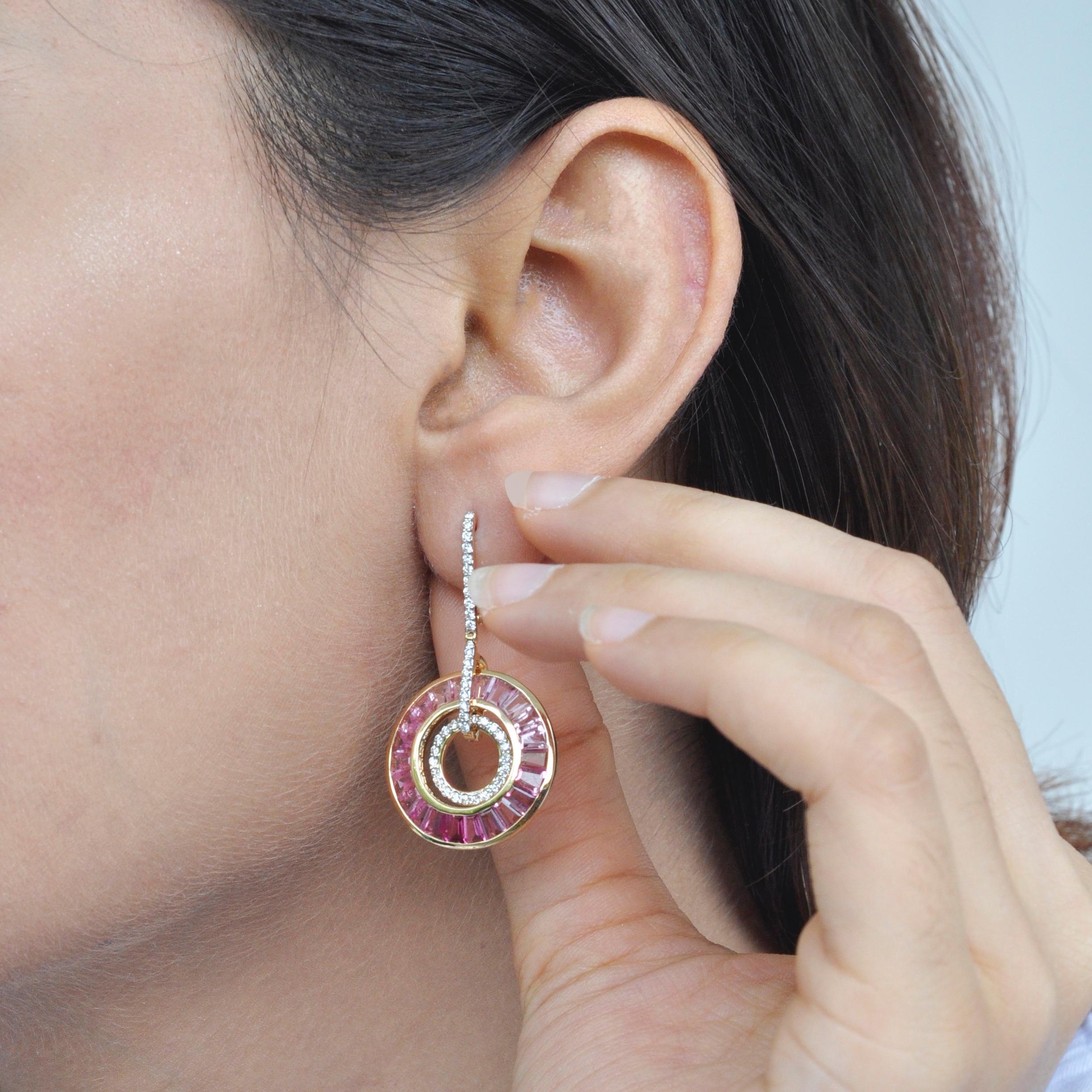 Boucles d'oreilles circulaires de style Art déco en or 18 carats avec tourmaline rose et diamants baguettes en vente 1