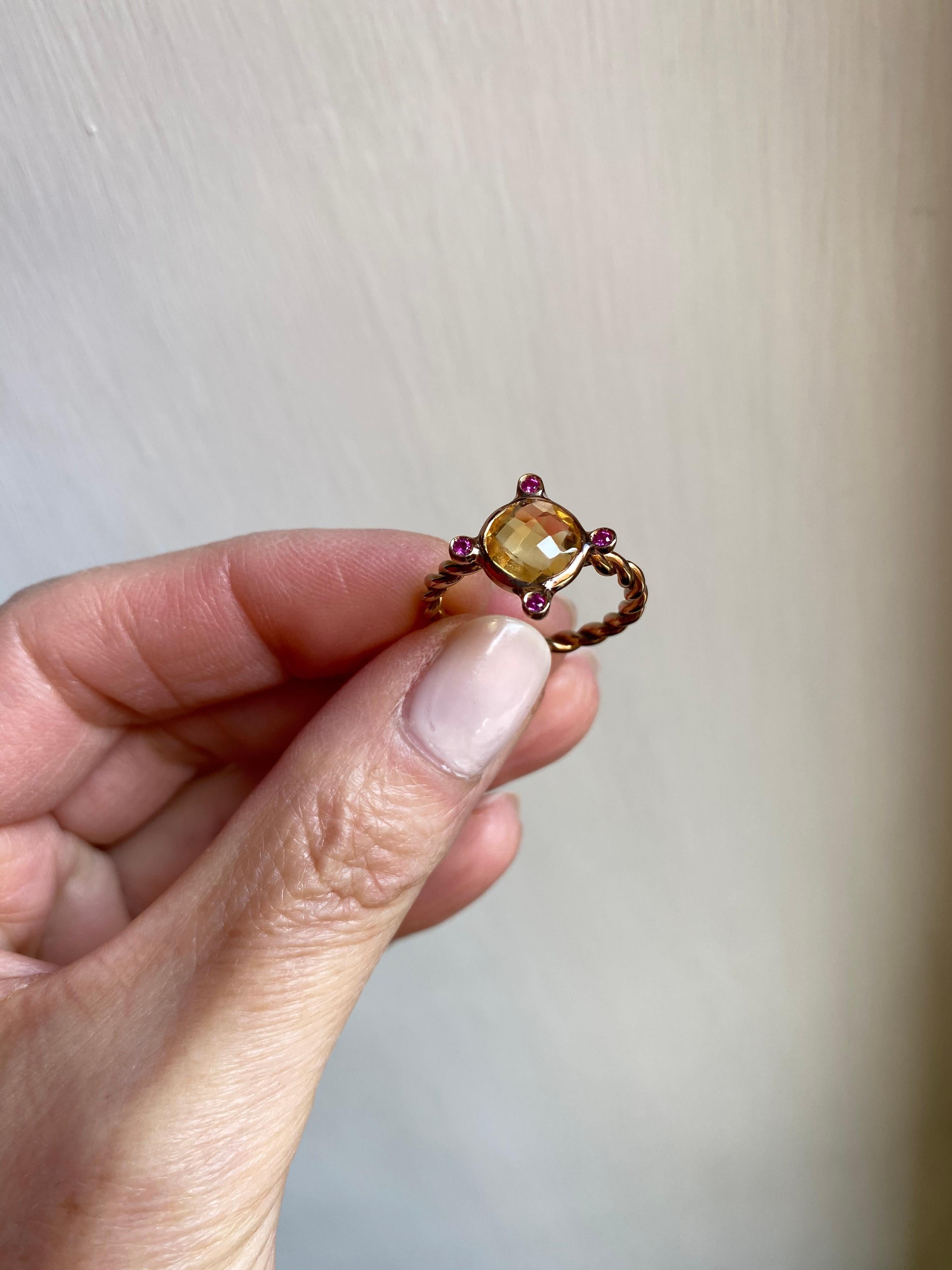 Art Deco Style 18K Yellow Gold Citrine 0, 04 Karat Rubies Design Ring In New Condition For Sale In Rome, IT