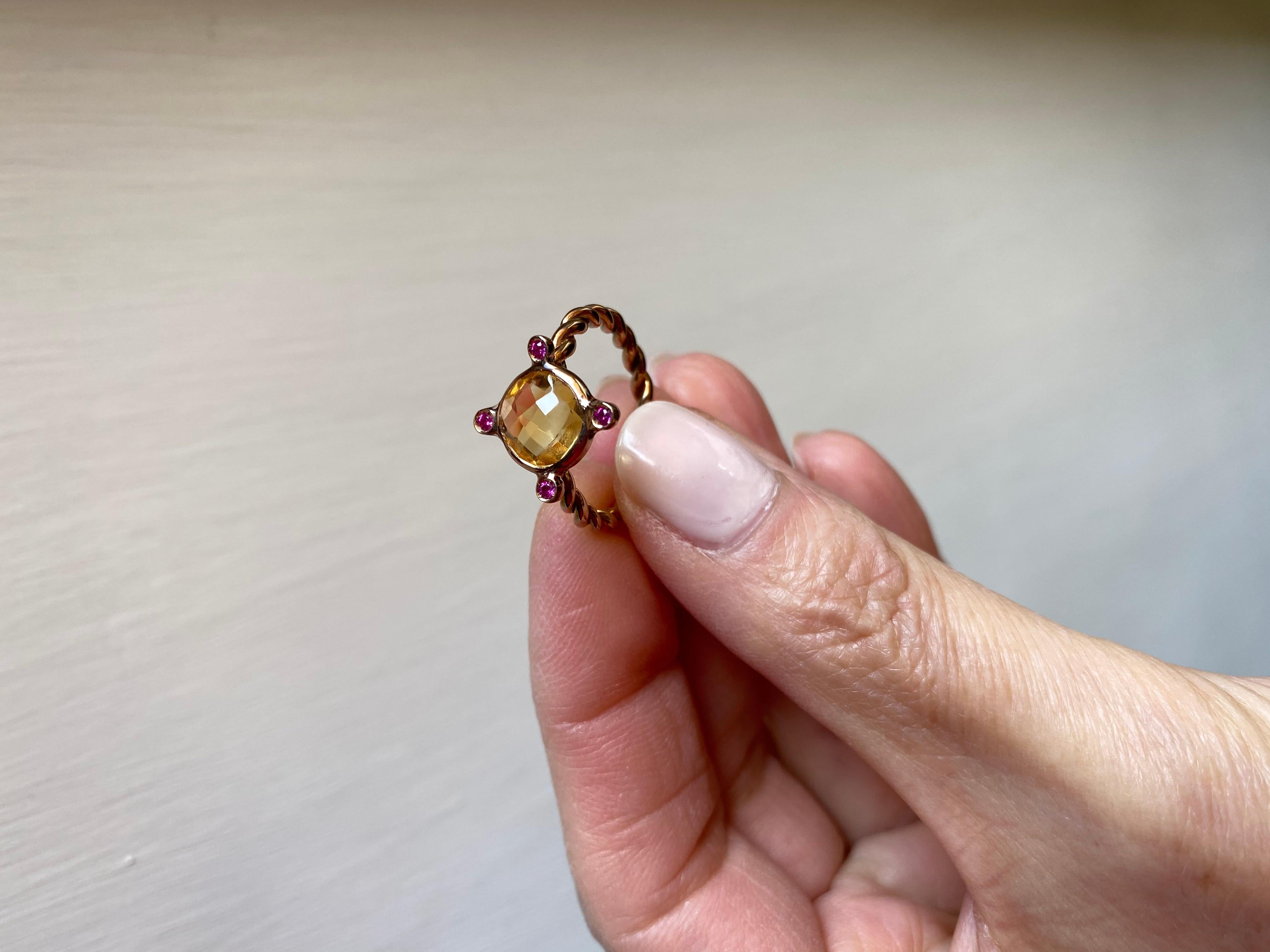 Women's Art Deco Style 18 Karat Yellow Gold Citrine 0, 04 Karat Rubies Design Ring For Sale