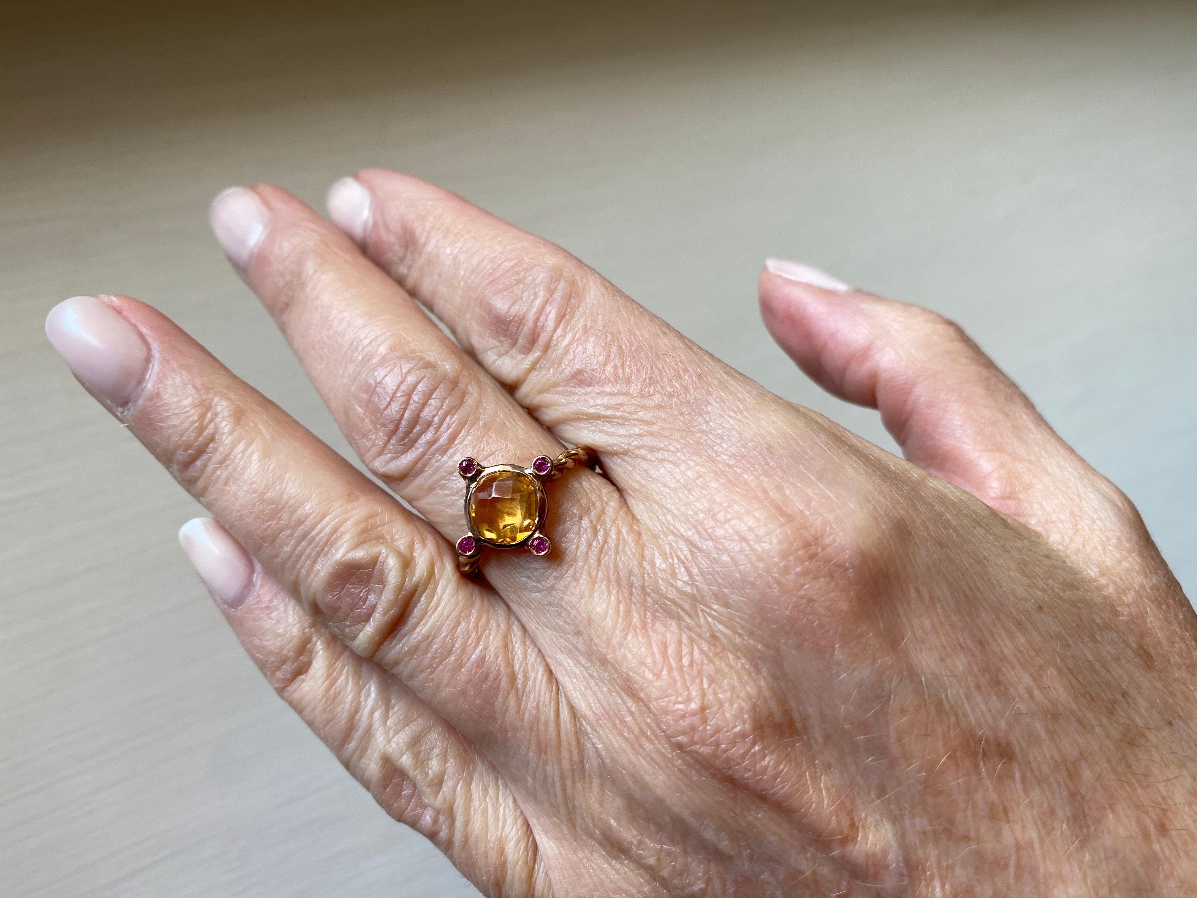 Rossella Ugolini Design Collection Art Deco Style 18 Karat Yellow Gold Citrine 0,04 kt Rubies Row Cable Design Ring.A timeless linear ring, Deco Style, made of row cable cord embellished with a round briolet cut Citrino e four brilliant cut