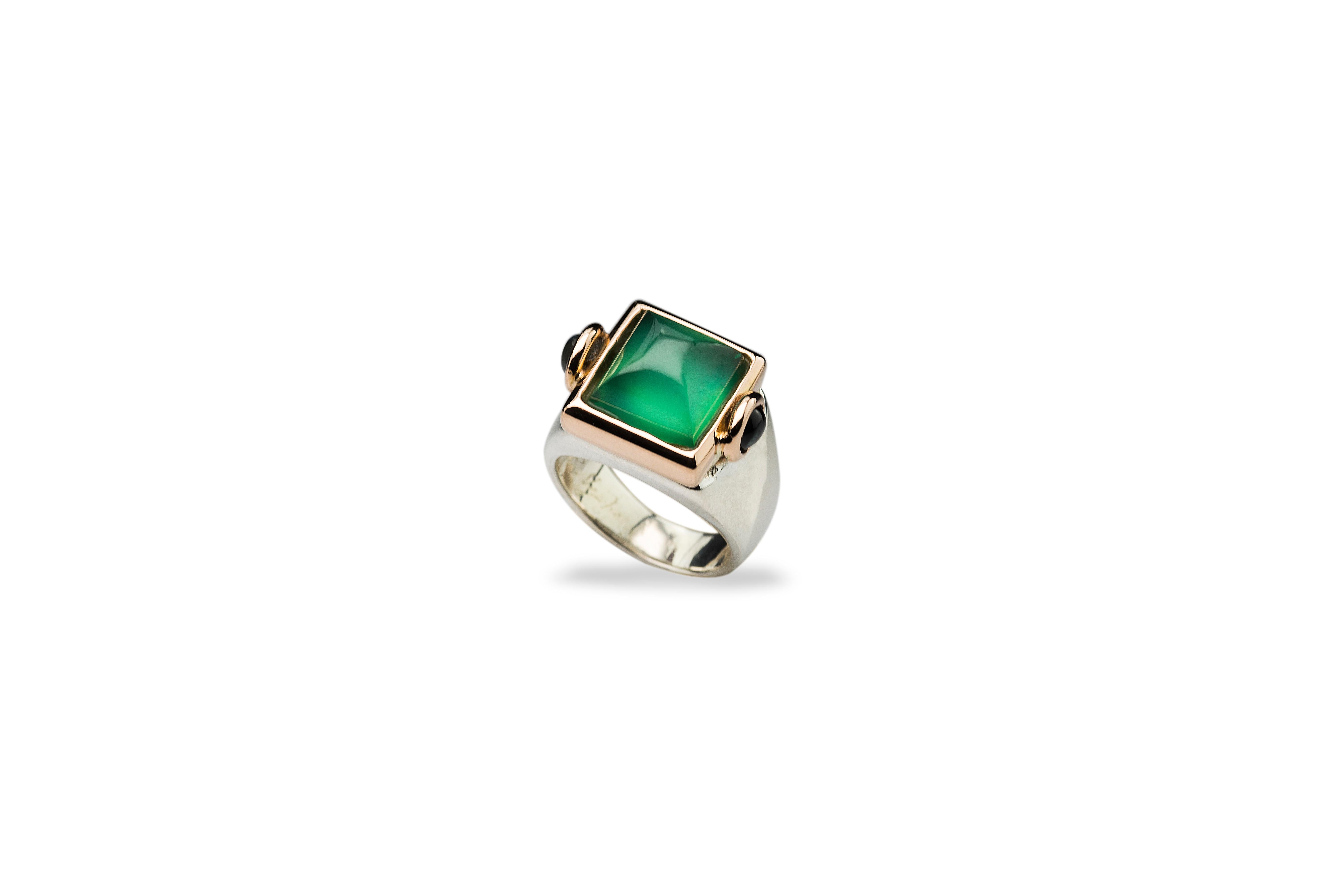 Mixed Cut Unisex Art Deco Style 18 Karat Gold Green Agate Tourmaline Design Ring For Sale