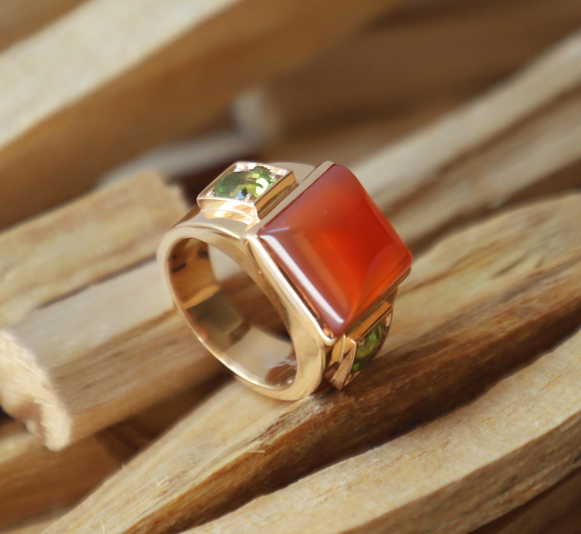 Art Deco-Ring aus 18 Karat Gelbgold mit orangefarbenem Karneol-Peridot für Damen oder Herren im Angebot