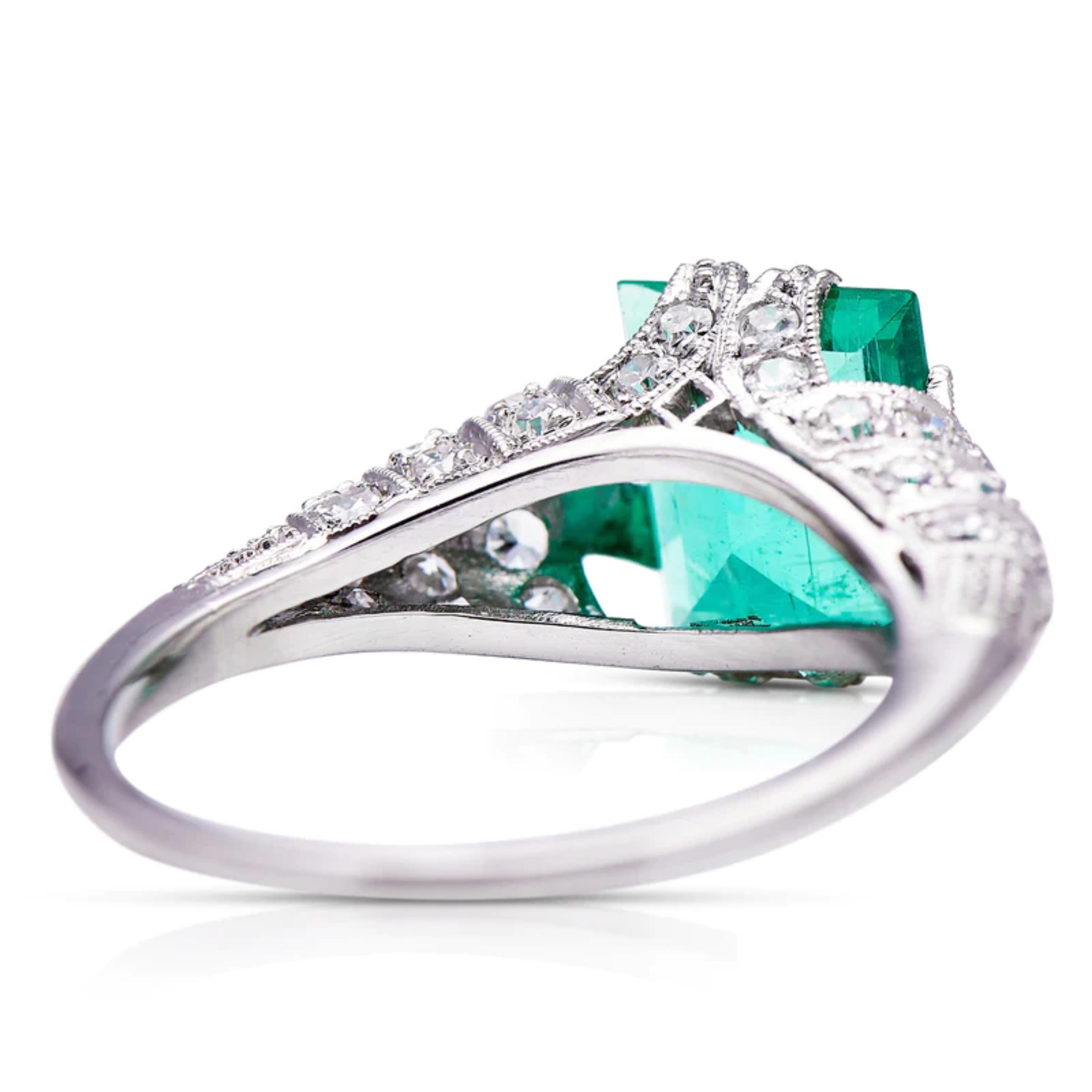 Women's Art Deco Style 1.85 Ct Square Cut Emerald Diamond Engagement Ring Cocktail Ring For Sale