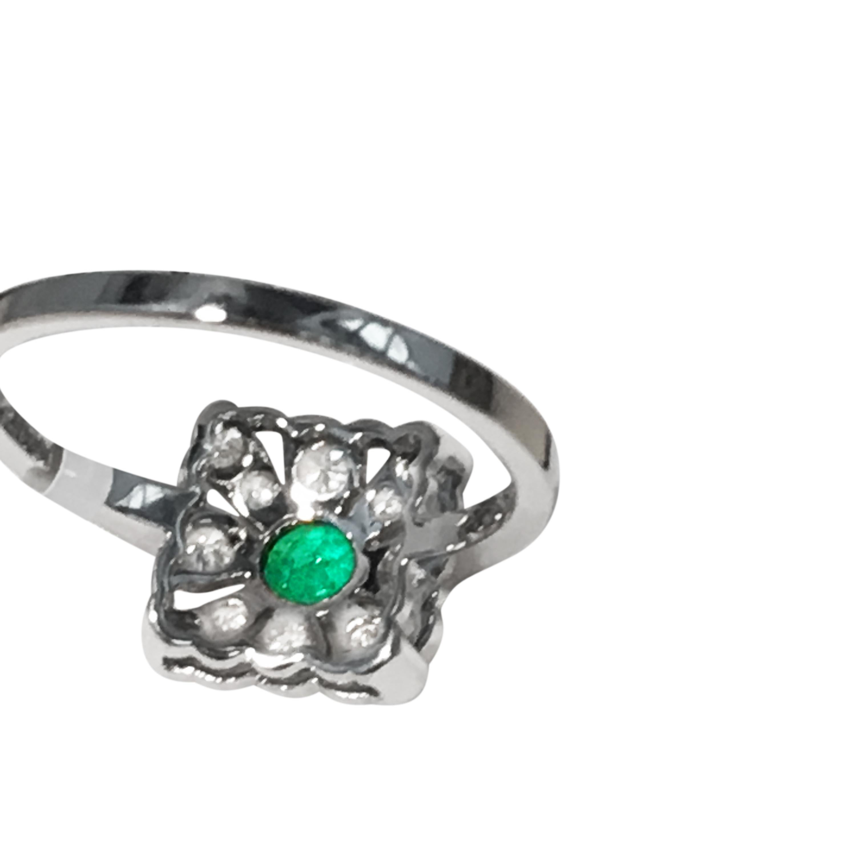 Contemporary Art Deco Style 18 Carat White Gold Diamond Emerald Engagement Ring For Sale