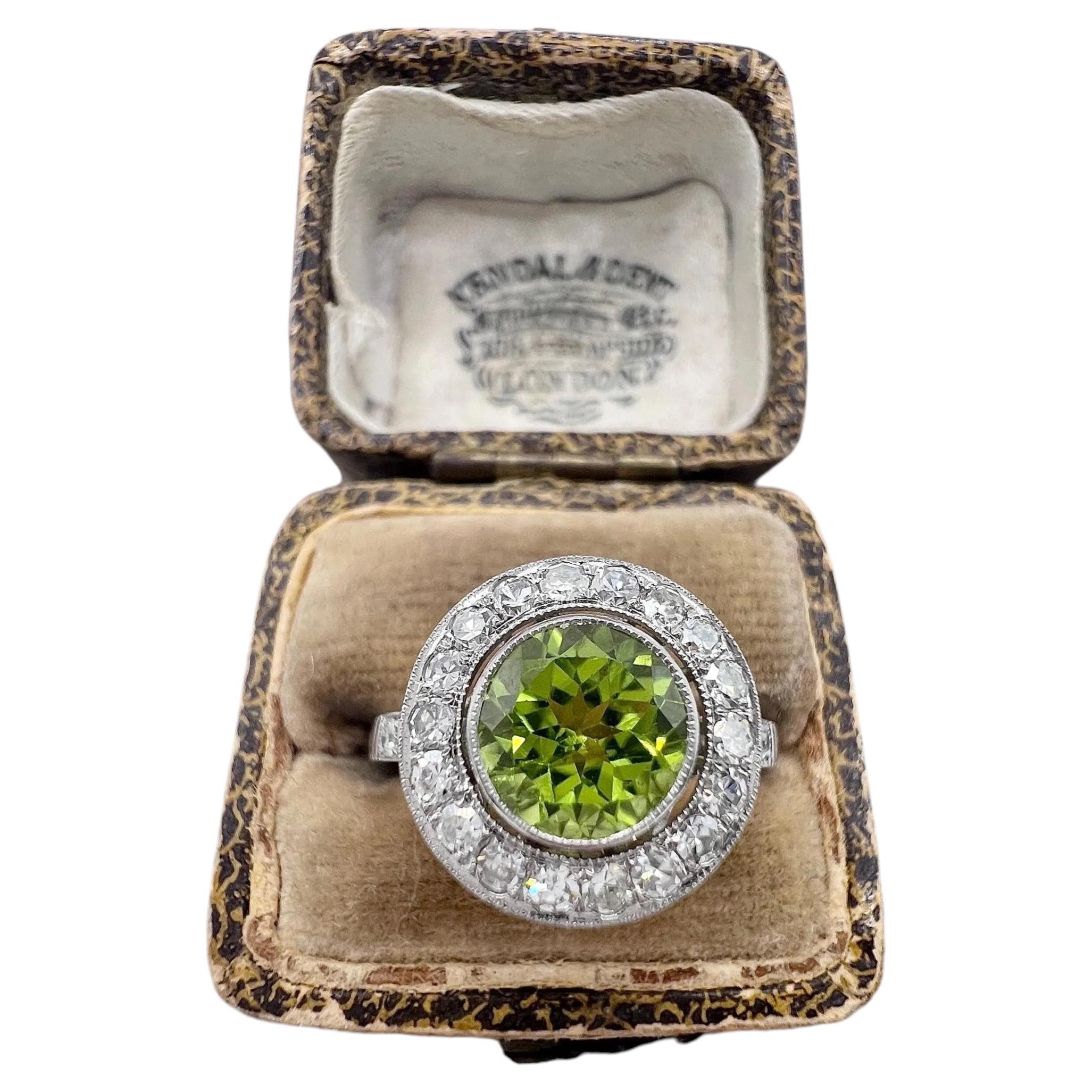 Anello in stile Art Déco in oro bianco 18 carati con peridoto e diamanti, con montatura a halo rotonda e incastonatura a grappolo