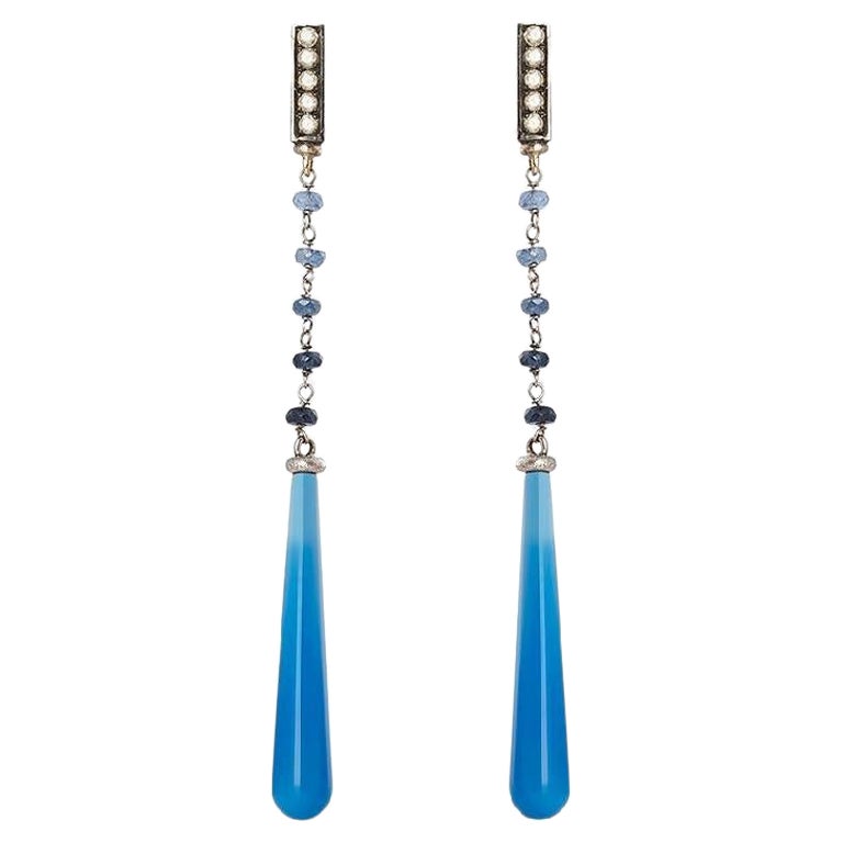 Pendants d'oreilles de style Art déco en or 18 carats avec diamants gris 0,30 carat et saphir 0,45 carat en vente
